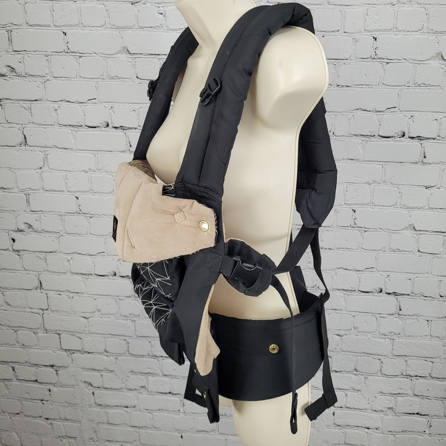 Lille Baby Black Complete All Seasons 6-in-1 Positions Carrier Newborn Infant