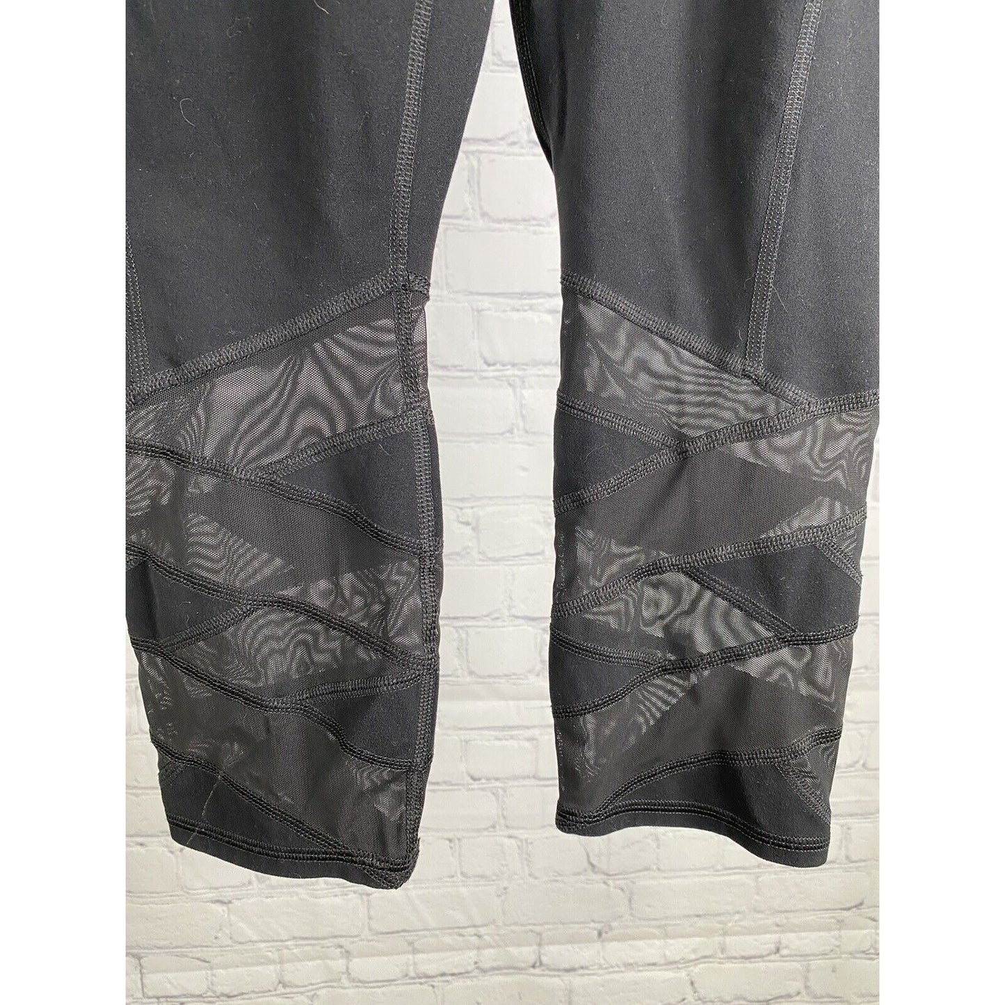 Athleta Solid Black Mid Rise Capri Leggings With Mesh Accents Womens S Small