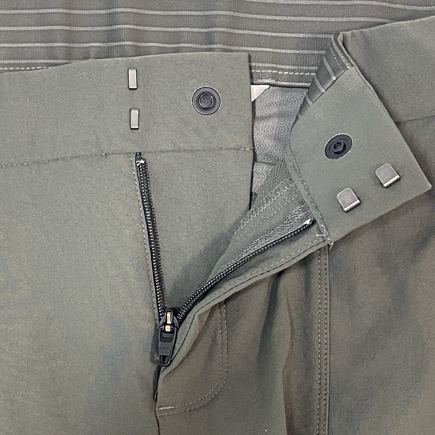 Athleta Green Wander Stash Skinny Hiking Nylon Stretch Pants Size 4 (30x29)