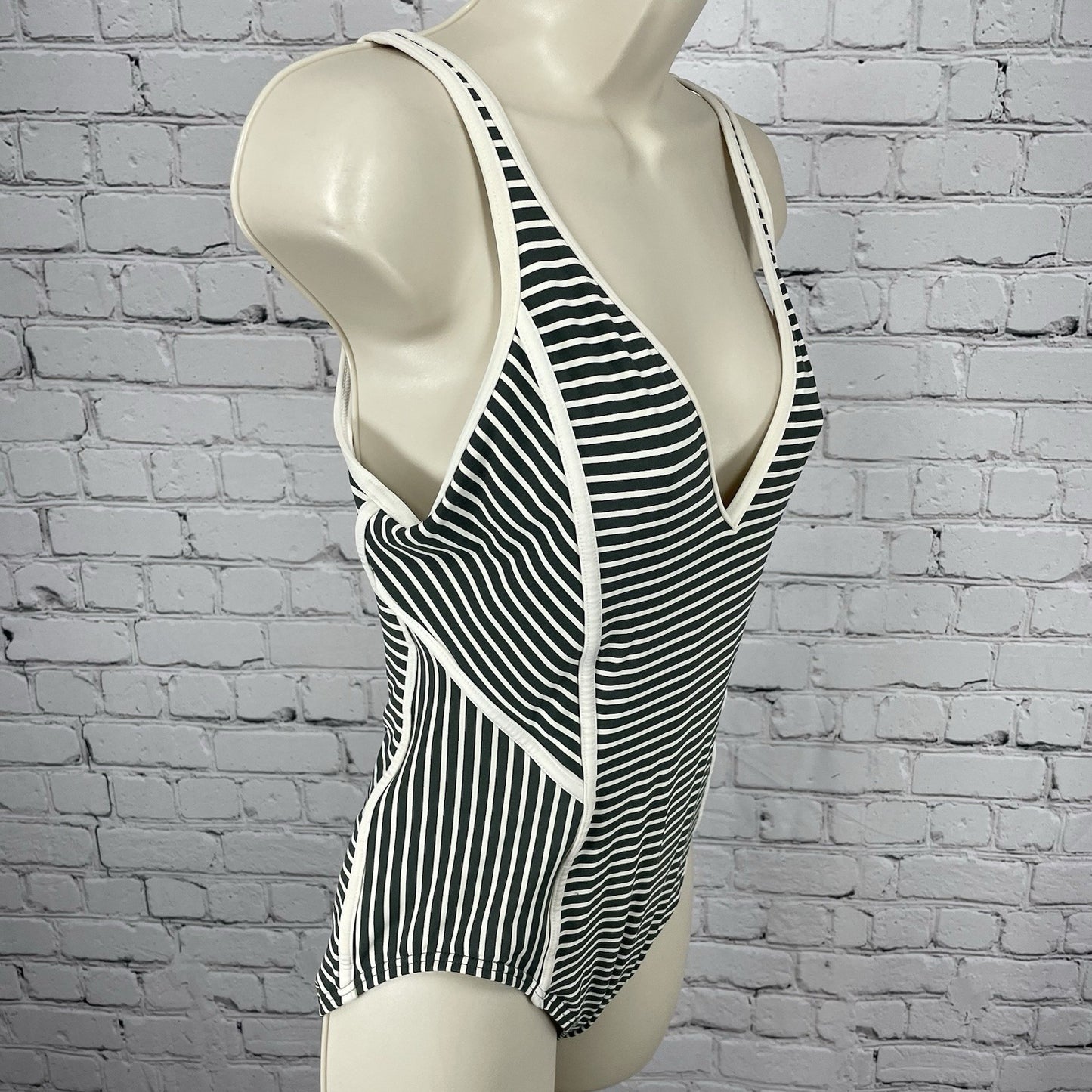 Tommy Hilfiger Green Ivory Stripe Lined Full Coverage One Piece Swimsuit Size 12