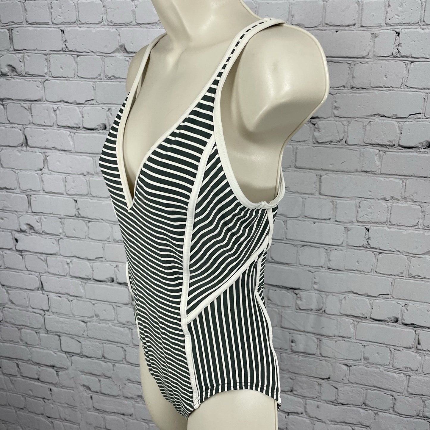Tommy Hilfiger Green Ivory Stripe Lined Full Coverage One Piece Swimsuit Size 12