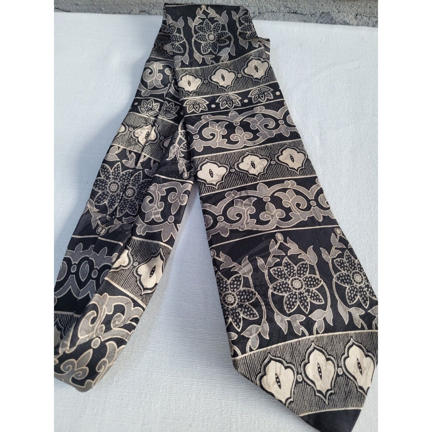 Farah 100% Silk Made In USA Reflective Geometric Floral Print Tie 4" X 57"