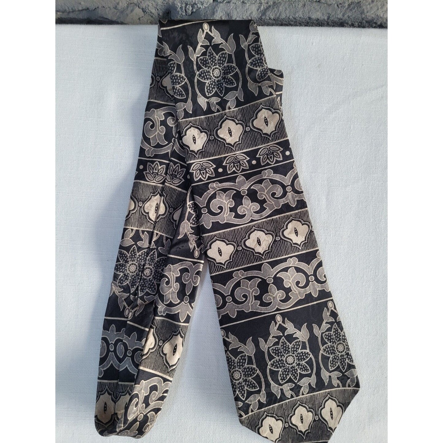 Farah 100% Silk Made In USA Reflective Geometric Floral Print Tie 4" X 57"