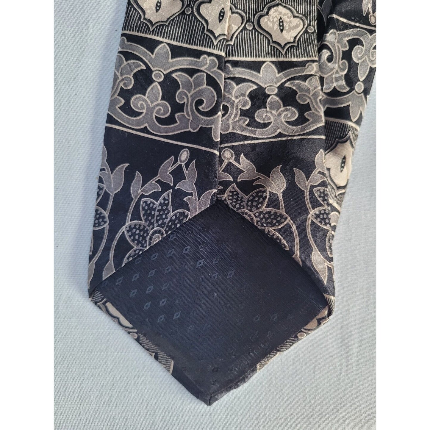 Farah 100% Silk Made In USA Reflective Geometric Floral Print Tie 4" X 57"