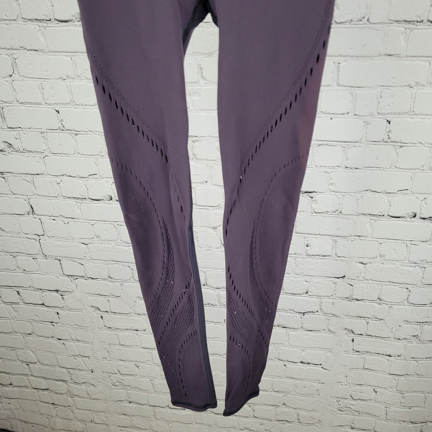 Lululemon Purple Vented Athleisure Stretch Mid Rise Yoga Pants Leggings Size 4