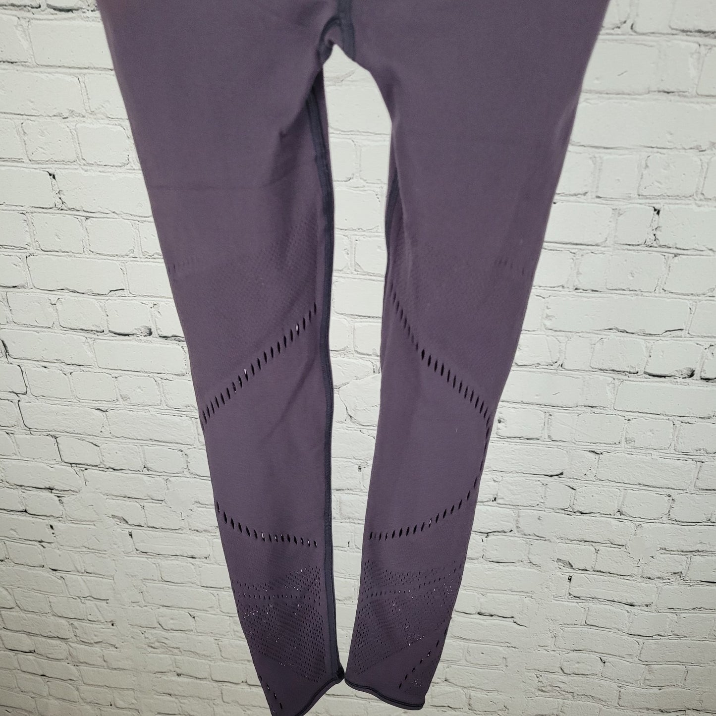 Lululemon Purple Vented Athleisure Stretch Mid Rise Yoga Pants Leggings Size 4