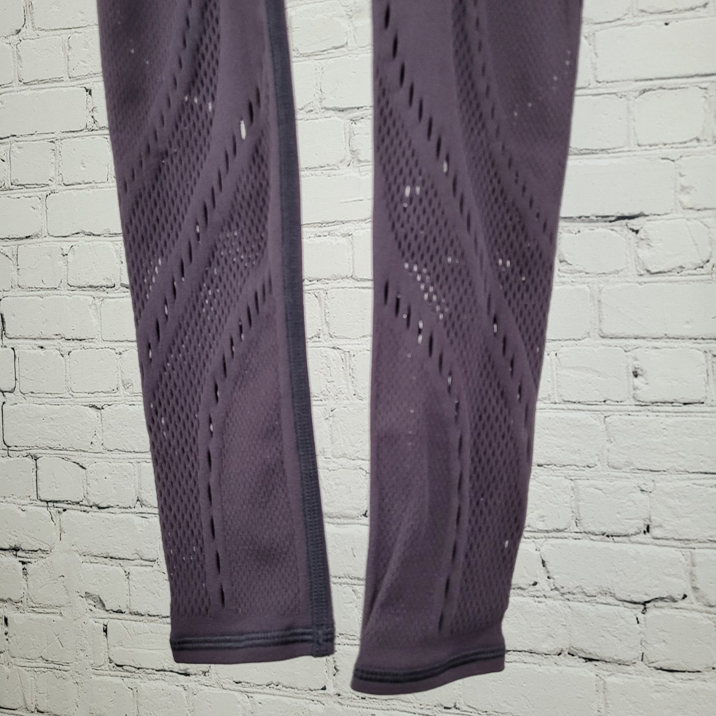 Lululemon Purple Vented Athleisure Stretch Mid Rise Yoga Pants Leggings Size 4