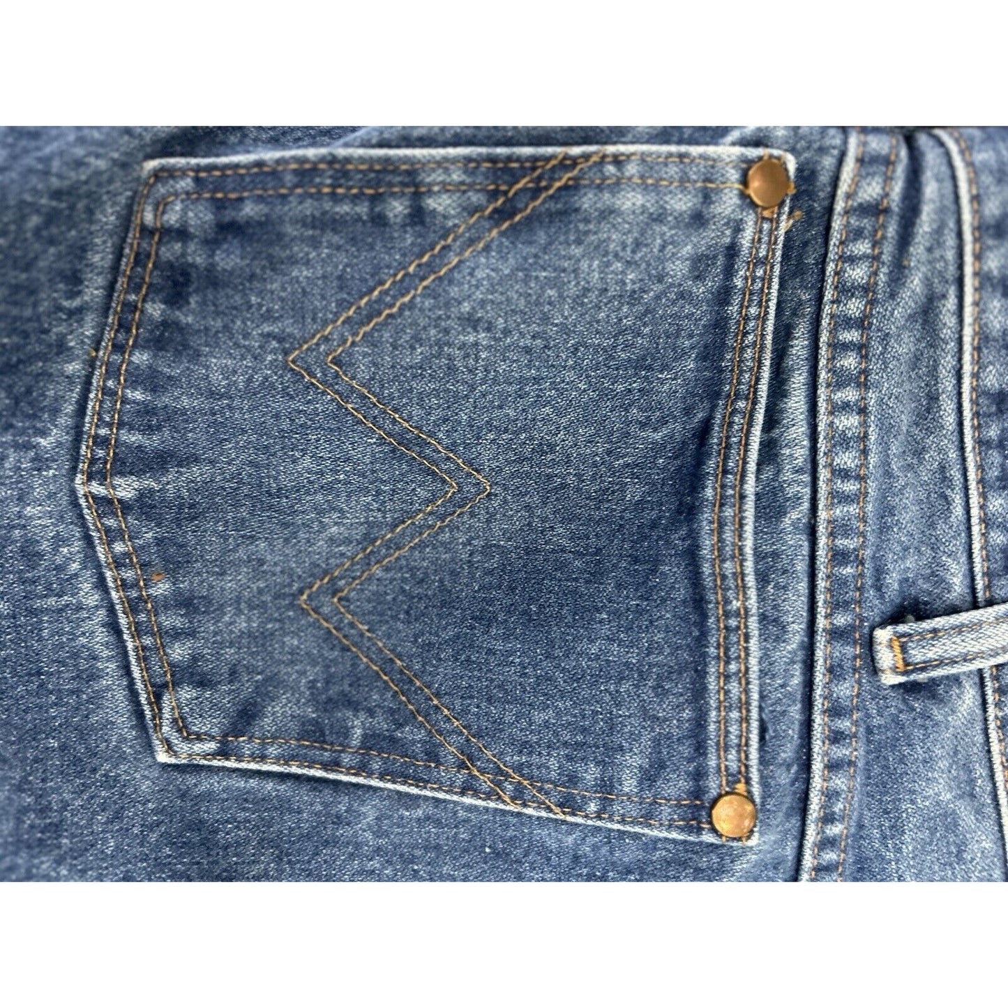 Wrangler Blue Medium Wash 100% Cotton Made In USA Distressed Jeans Size (42X32)