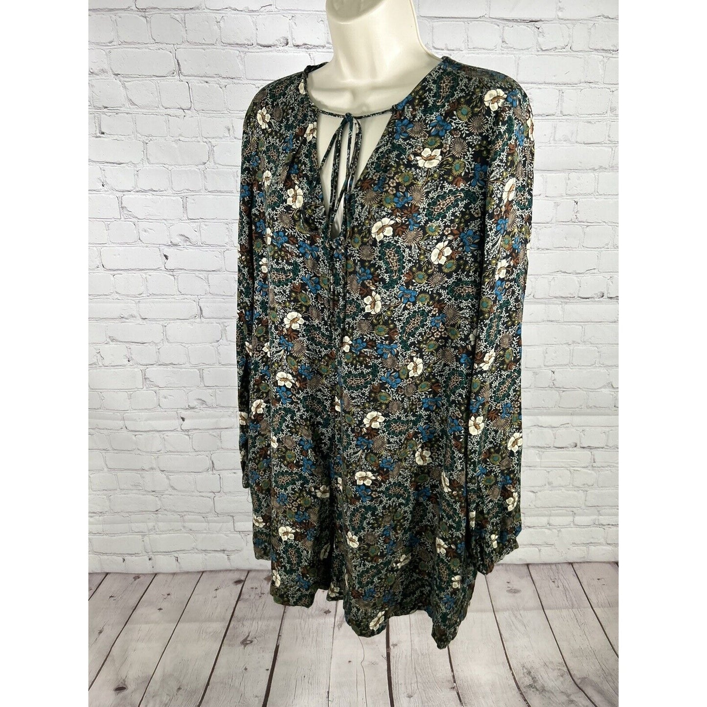 Zara Trafaluc Floral Long Sleeve V Neck Back Zip Neck Tie Women’s Romper M