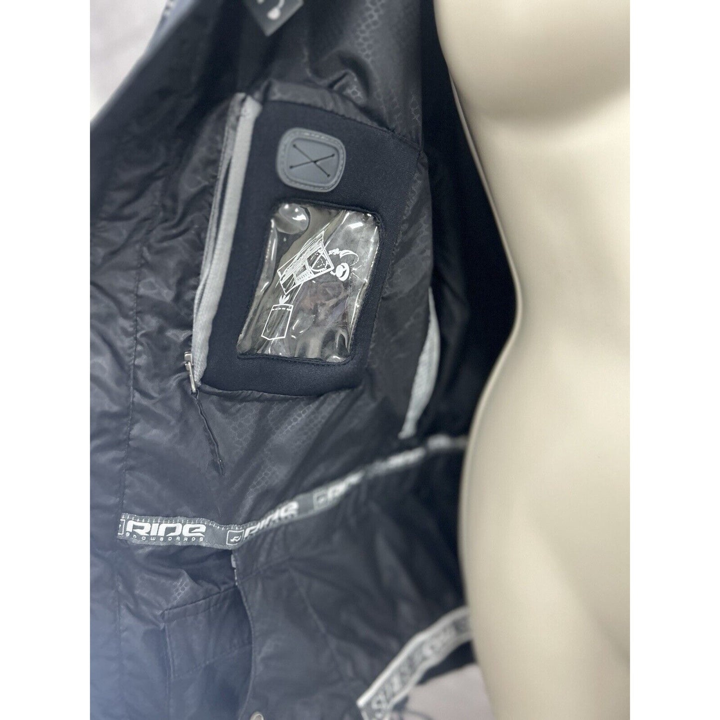 Ride Cell 10 Series Black Hooded Adjustable Waist Snowboard Jacket Womens Medium