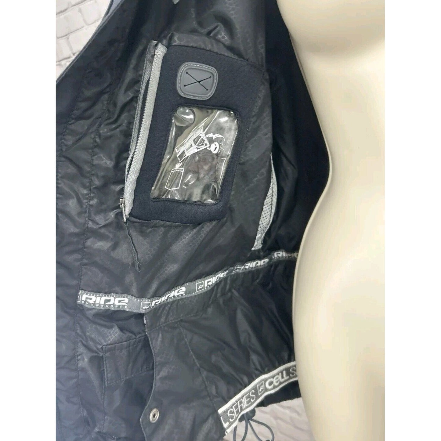 Ride Cell 10 Series Black Hooded Adjustable Waist Snowboard Jacket Womens Medium