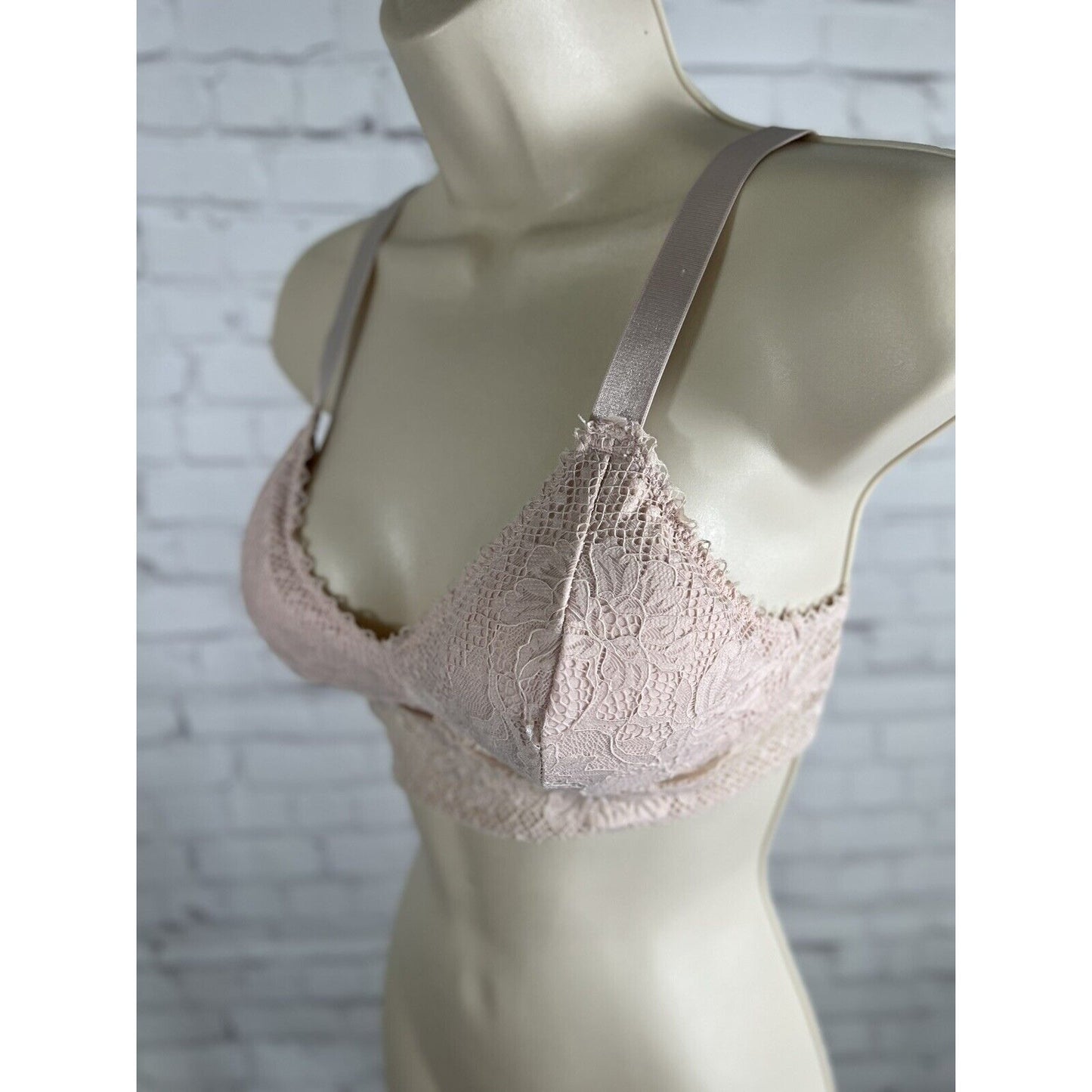 Danskin Intimates Blush Classic Lace Lightly Padded Bralette Rose Gold Detail M