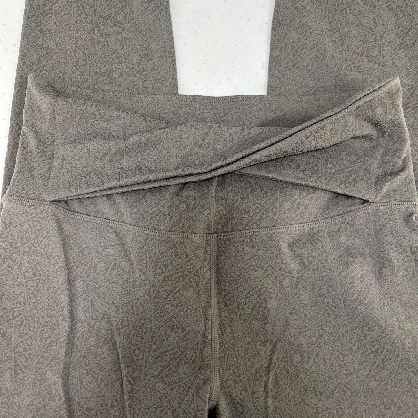 Zyla Active Gray Geometric Cross Cross Tummy Control Leggings Size 6-8 (26X23.5)