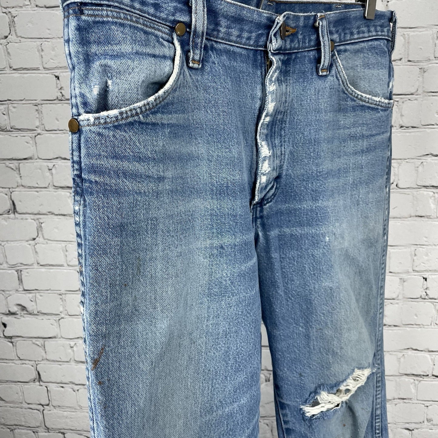 VTG Wrangler Blue Denim Ripped Distressed Straight Leg Jeans USA Size 32 (31x30)