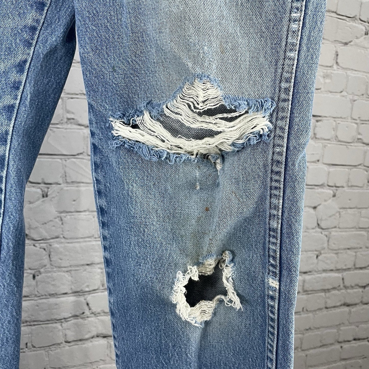 VTG Wrangler Blue Denim Ripped Distressed Straight Leg Jeans USA Size 32 (31x30)