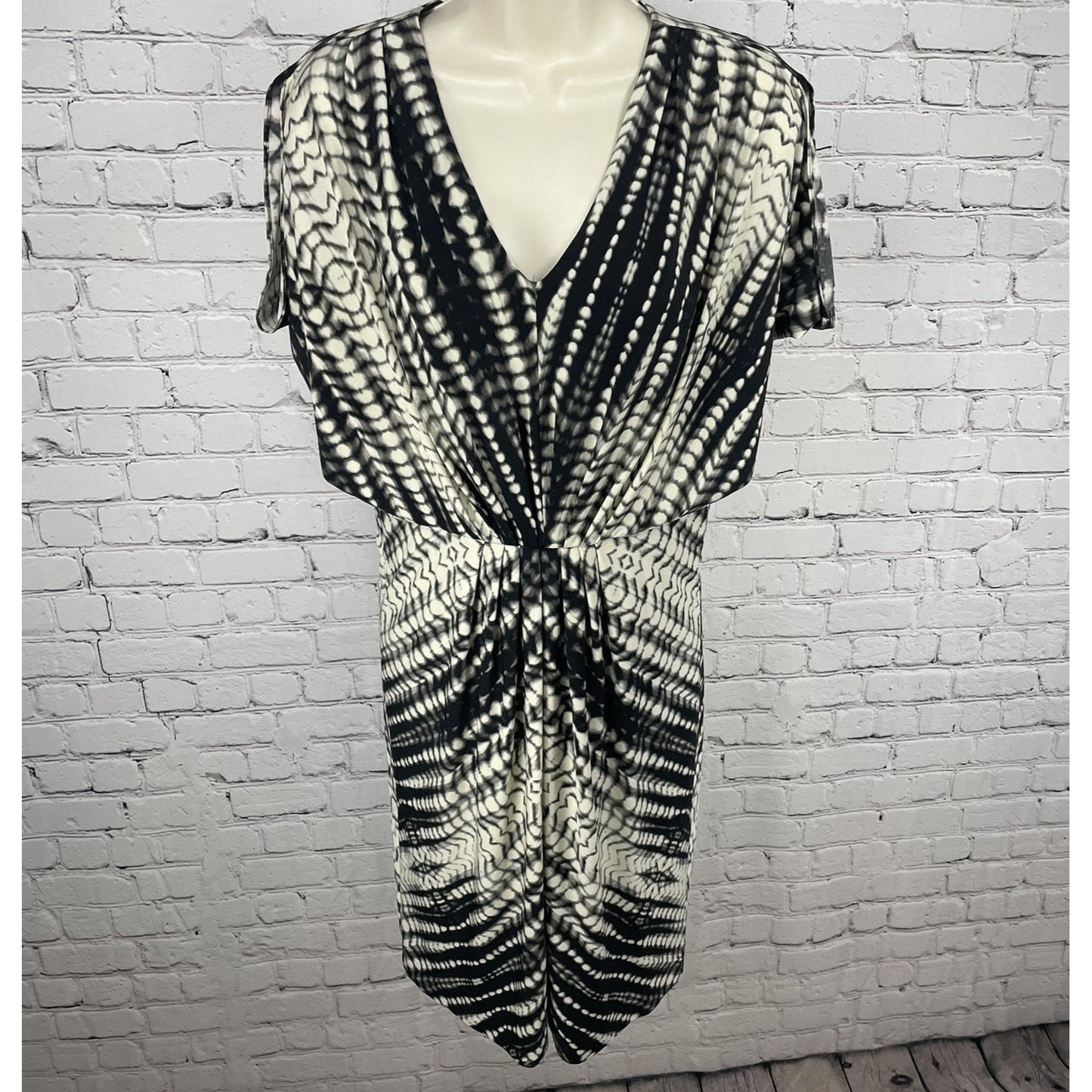 Chico’s Black & Ivory Printed Pleated Slit Sleeve Blouson Dress Size 0.5 US 6