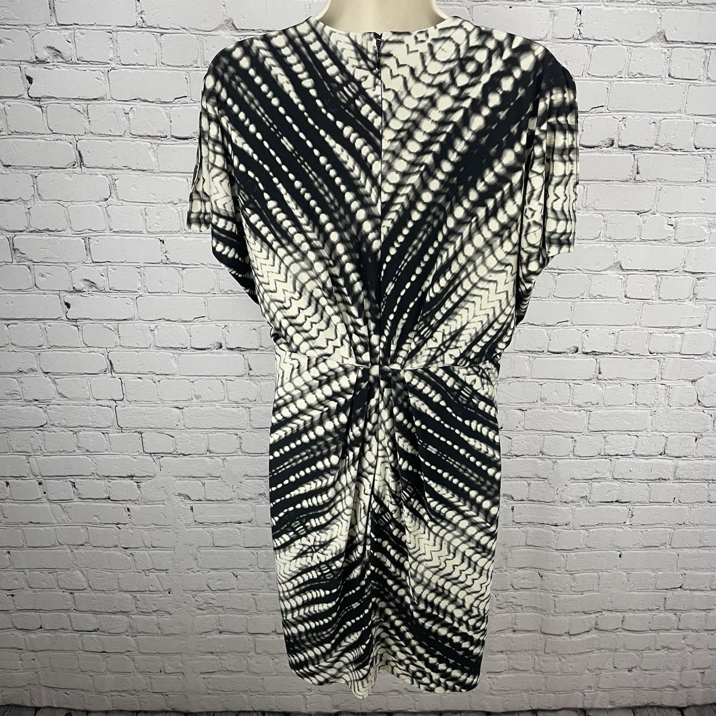 Chico’s Black & Ivory Printed Pleated Slit Sleeve Blouson Dress Size 0.5 US 6