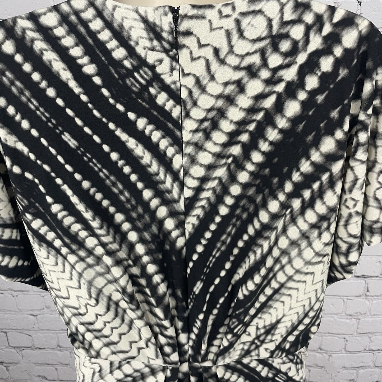 Chico’s Black & Ivory Printed Pleated Slit Sleeve Blouson Dress Size 0.5 US 6