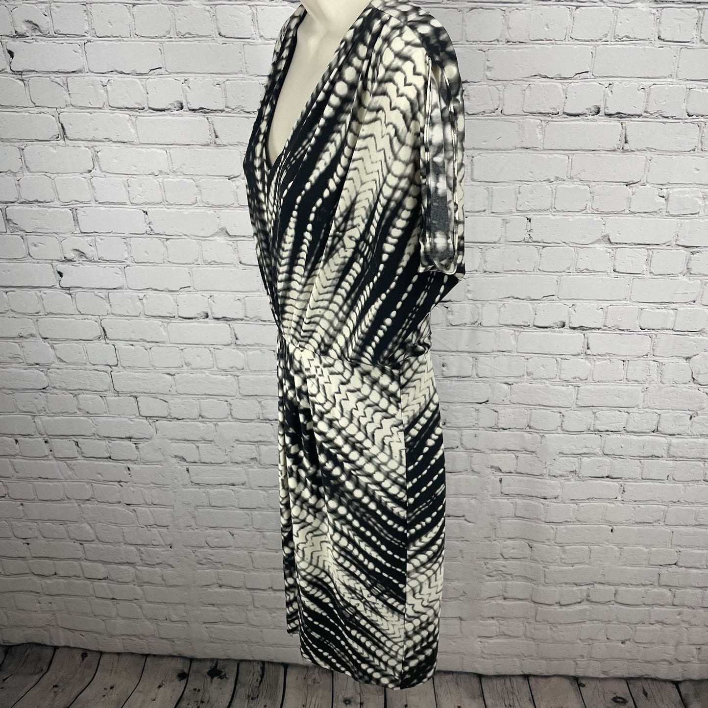 Chico’s Black & Ivory Printed Pleated Slit Sleeve Blouson Dress Size 0.5 US 6