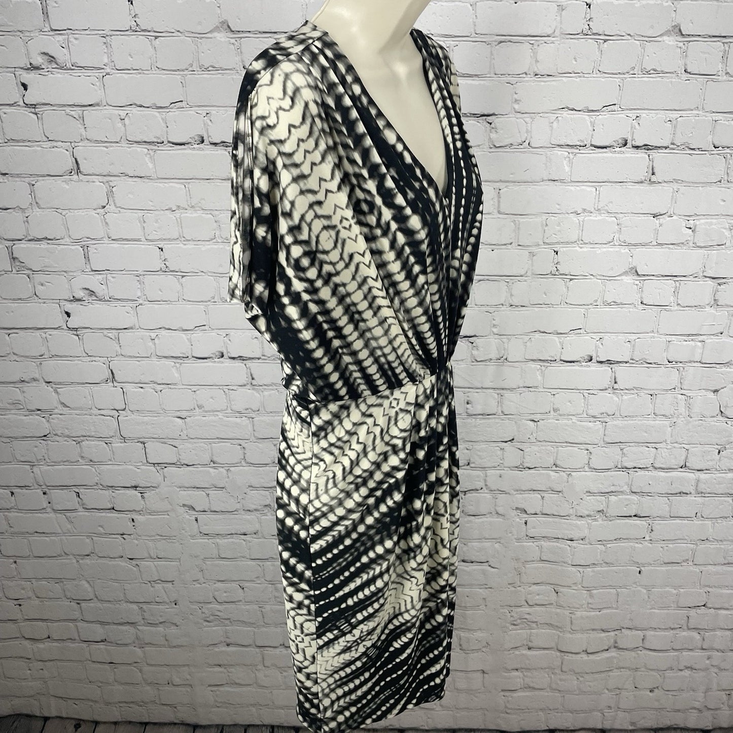Chico’s Black & Ivory Printed Pleated Slit Sleeve Blouson Dress Size 0.5 US 6