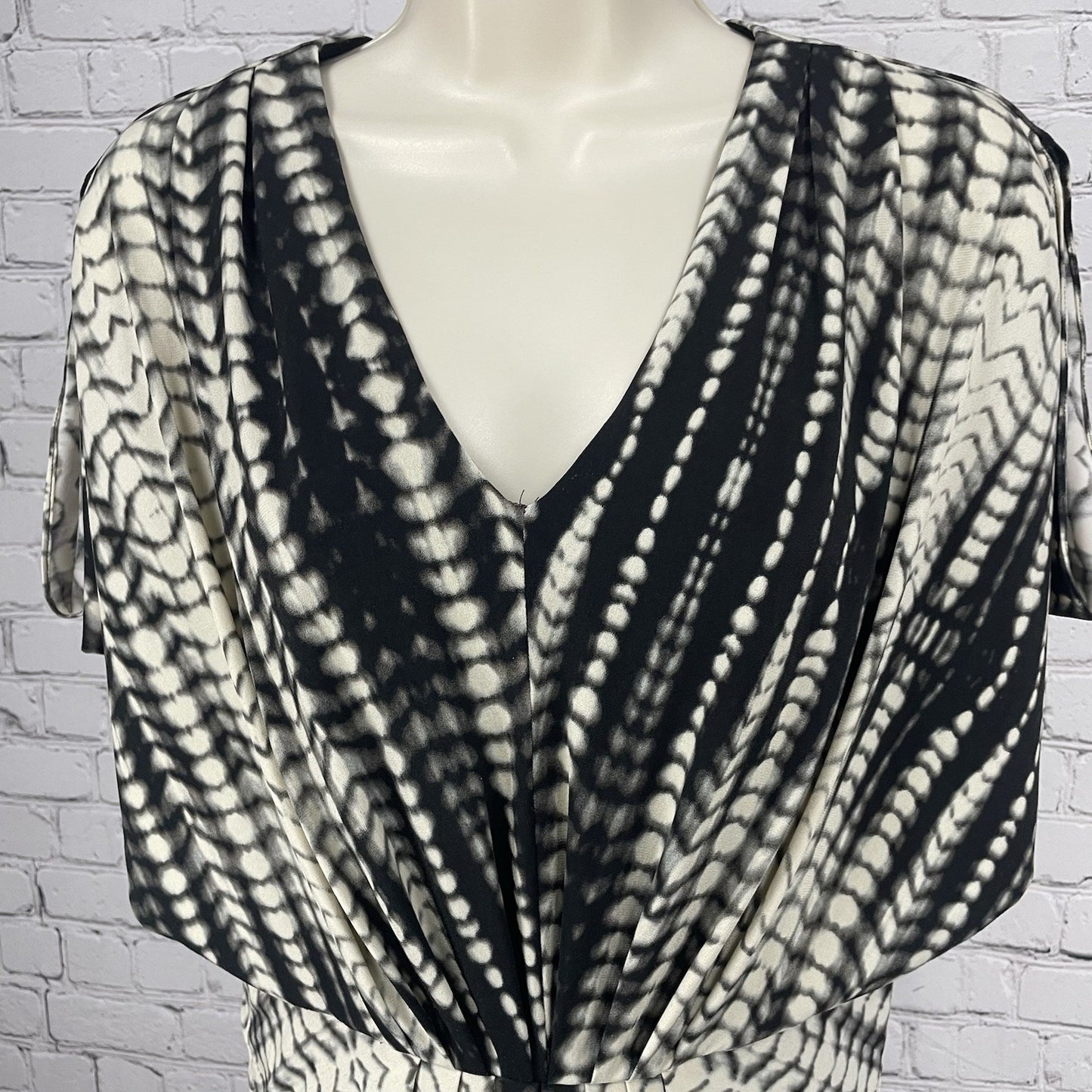 Chico’s Black & Ivory Printed Pleated Slit Sleeve Blouson Dress Size 0.5 US 6