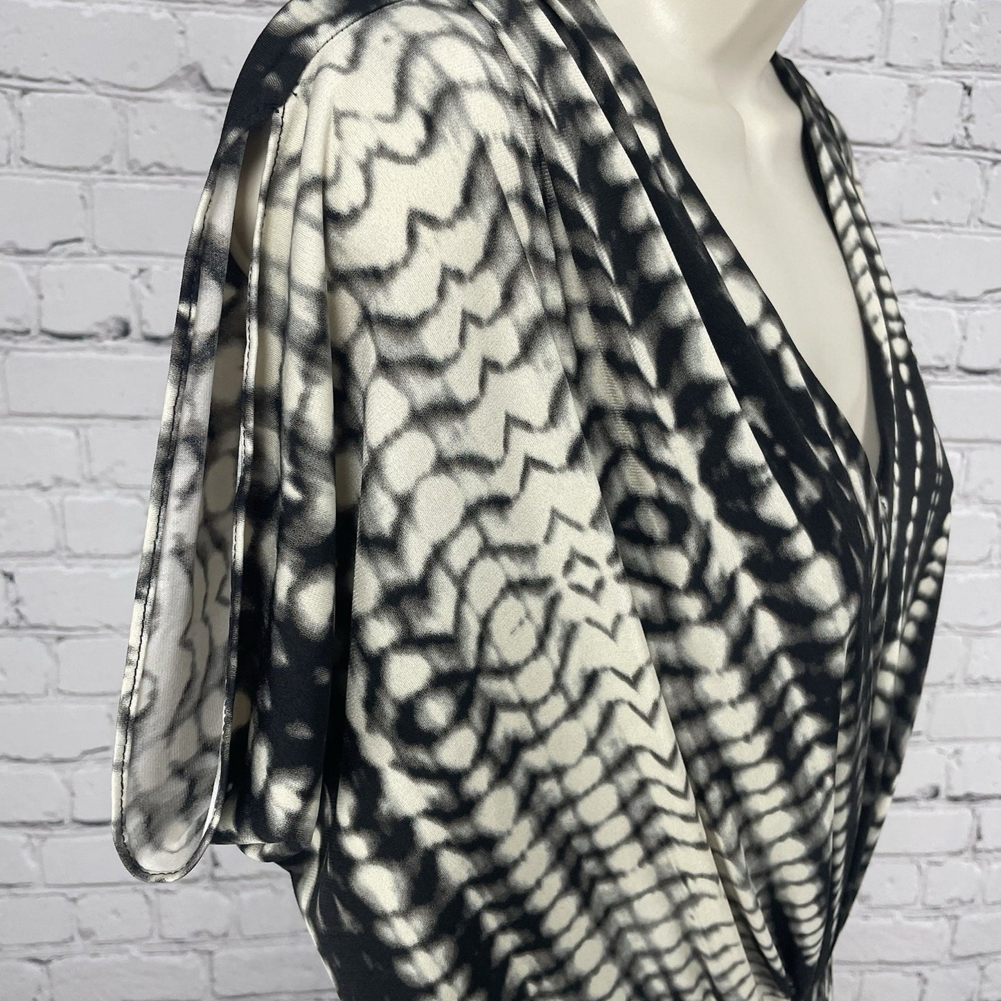 Chico’s Black & Ivory Printed Pleated Slit Sleeve Blouson Dress Size 0.5 US 6