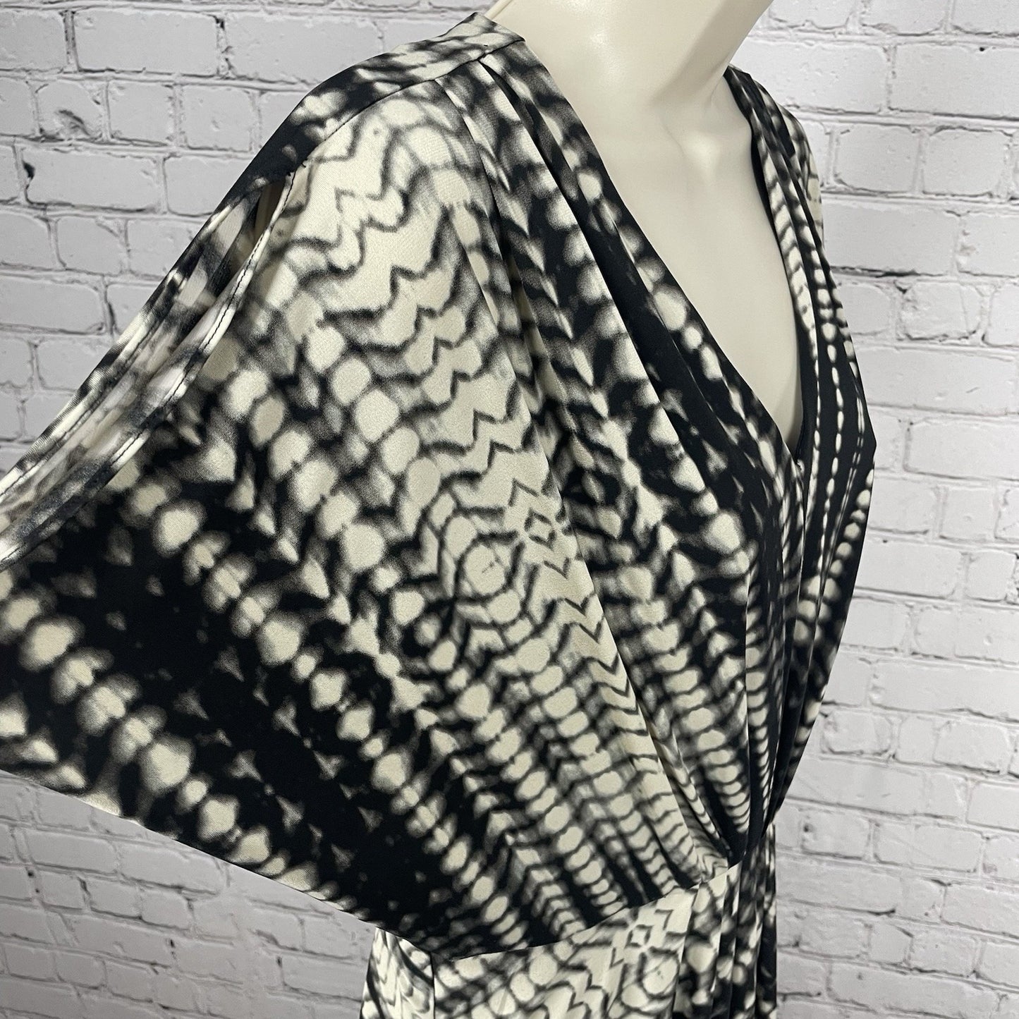 Chico’s Black & Ivory Printed Pleated Slit Sleeve Blouson Dress Size 0.5 US 6