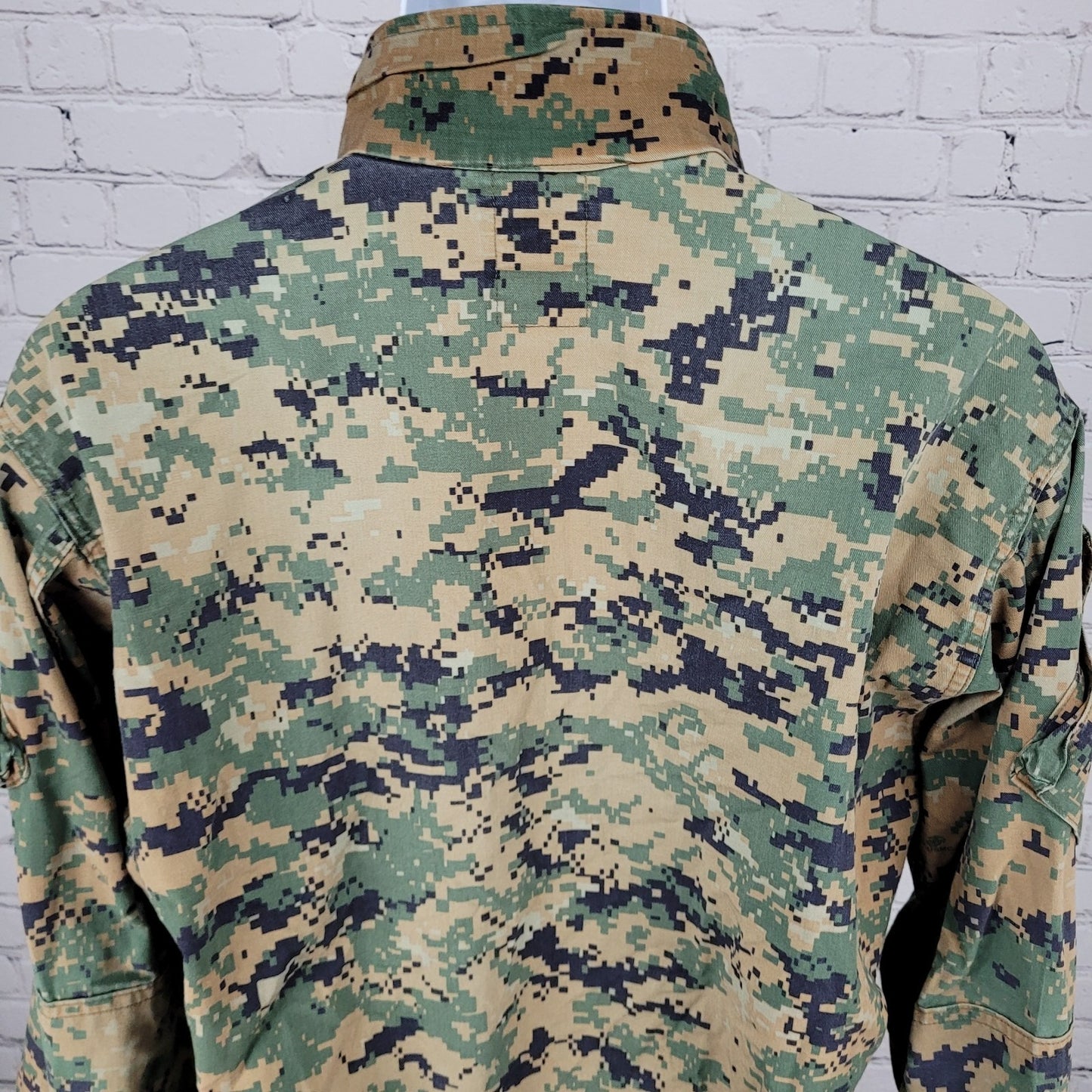U.S. Marines Digital Camo Uniform Buttoned Long Sleeve Shirt Size Medium M