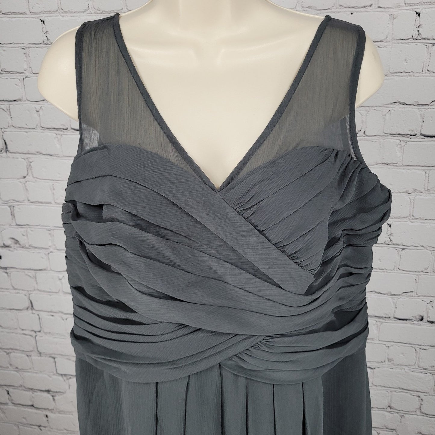 David's Bridal Graphite Grey Chiffon Pleated Back Tie Bridesmaid Dress Size 16