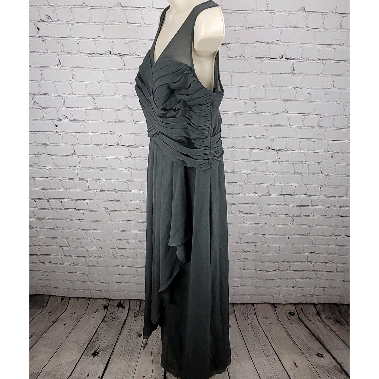 David's Bridal Graphite Grey Chiffon Pleated Back Tie Bridesmaid Dress Size 16