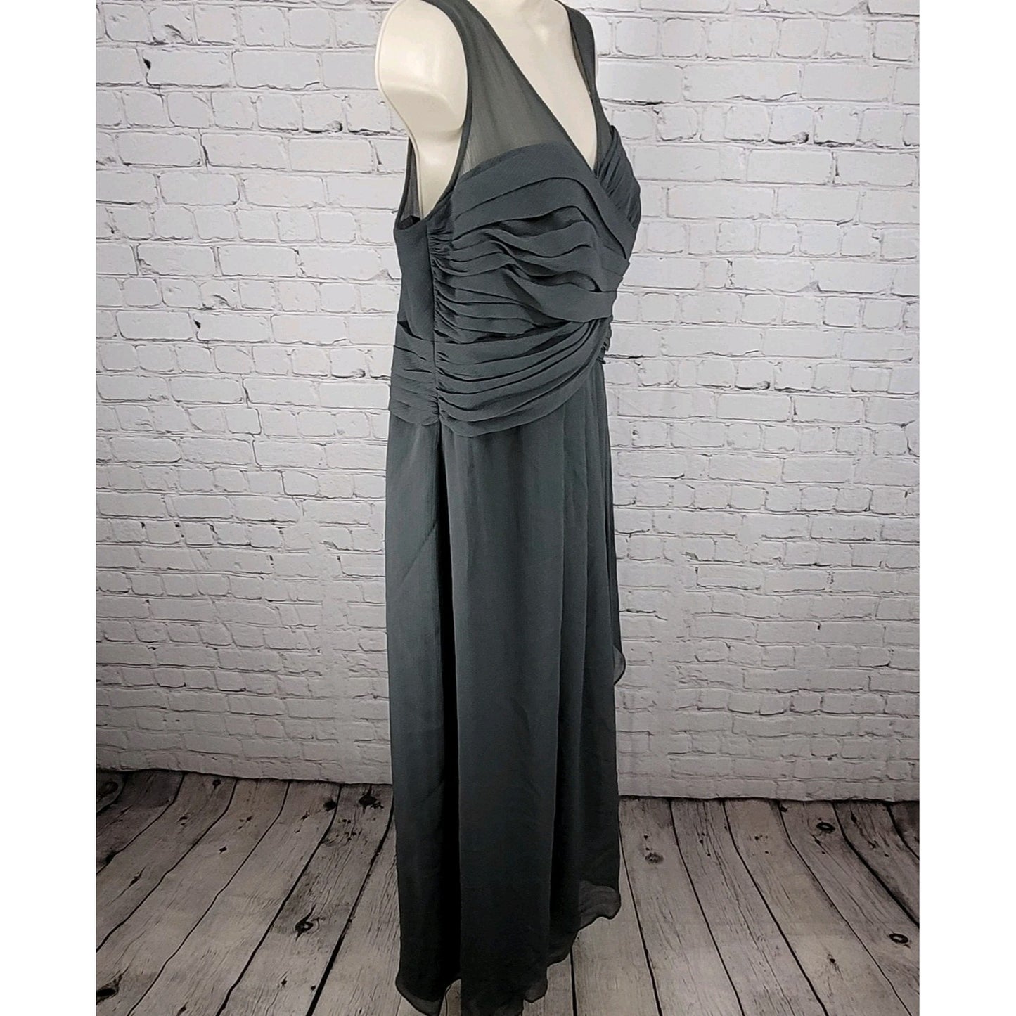 David's Bridal Graphite Grey Chiffon Pleated Back Tie Bridesmaid Dress Size 16