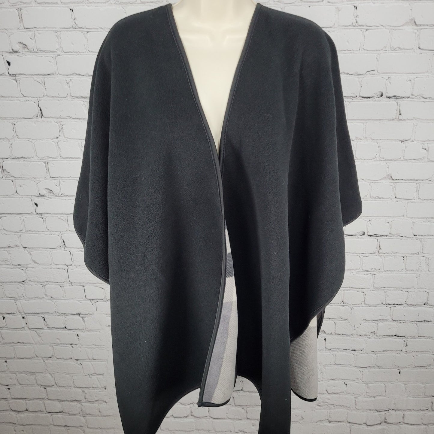 Ike Behar Grey Plaid Fleece Lined Open Cozy Shawl Cape Sweater One Size