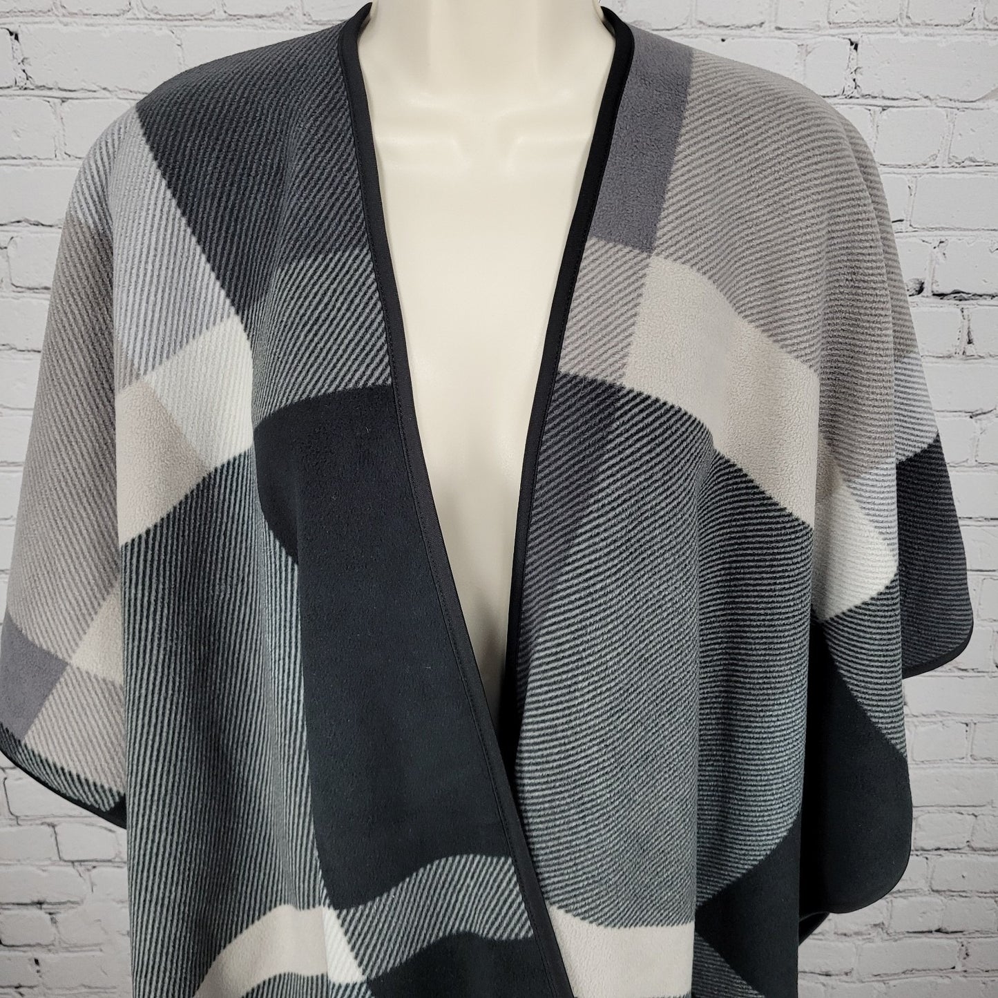 Ike Behar Grey Plaid Fleece Lined Open Cozy Shawl Cape Sweater One Size