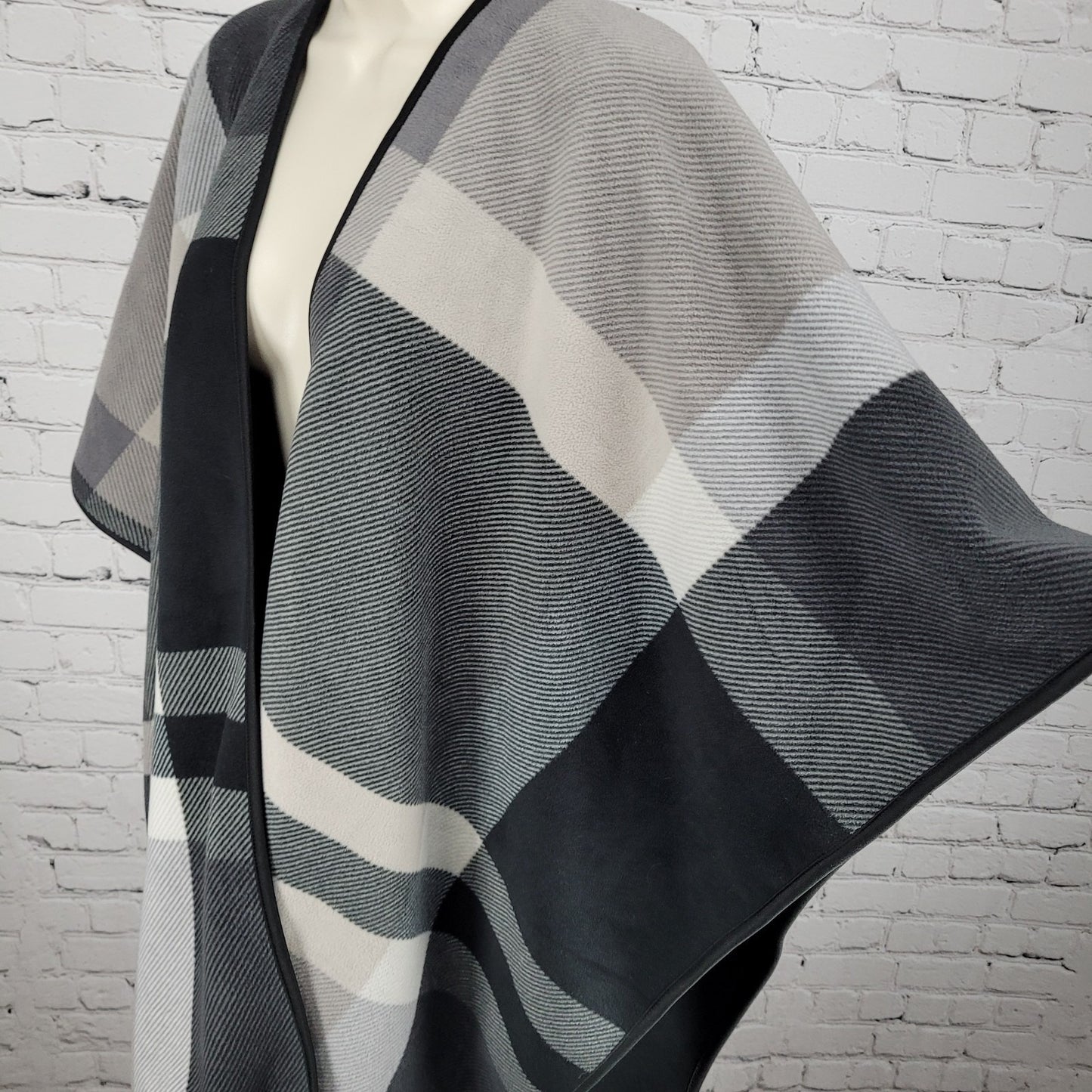 Ike Behar Grey Plaid Fleece Lined Open Cozy Shawl Cape Sweater One Size