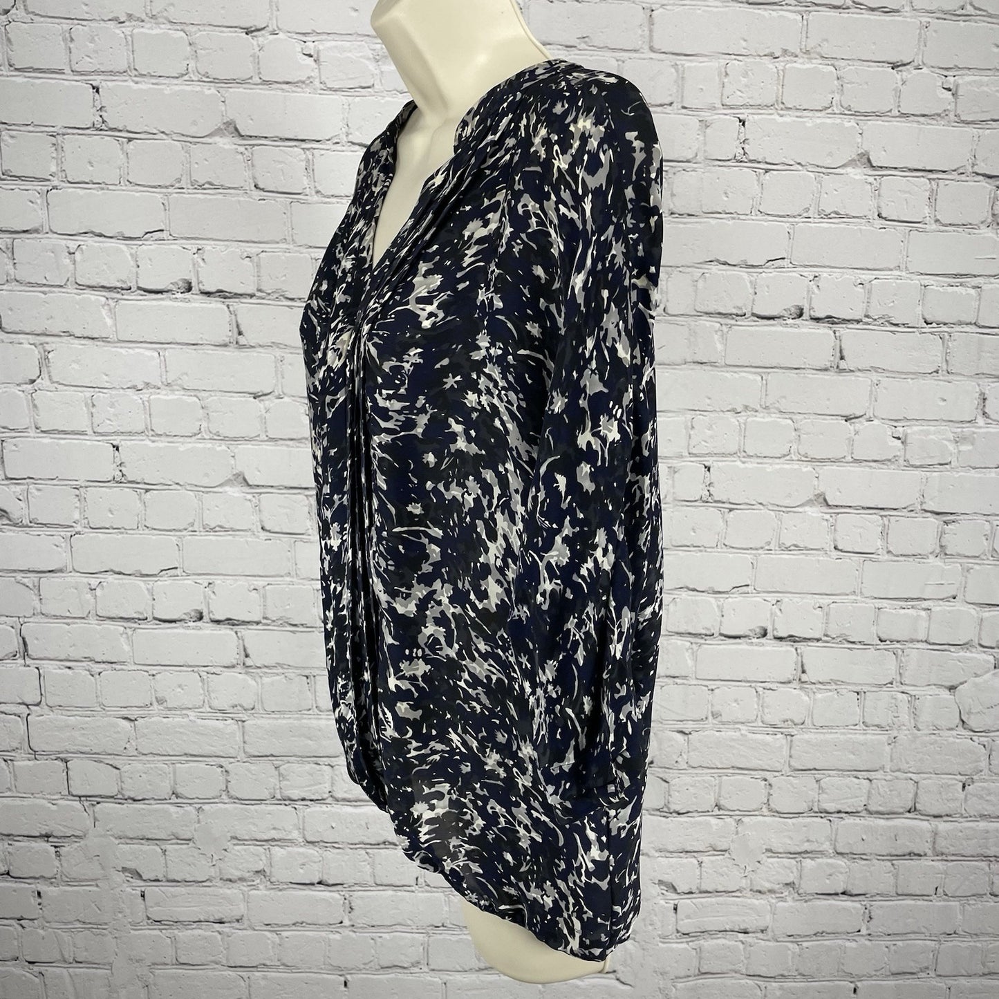 Joie Blue 100% Silk Chiffon Printed Pleated 3/4 Sleeve Blouse Top Medium *defect