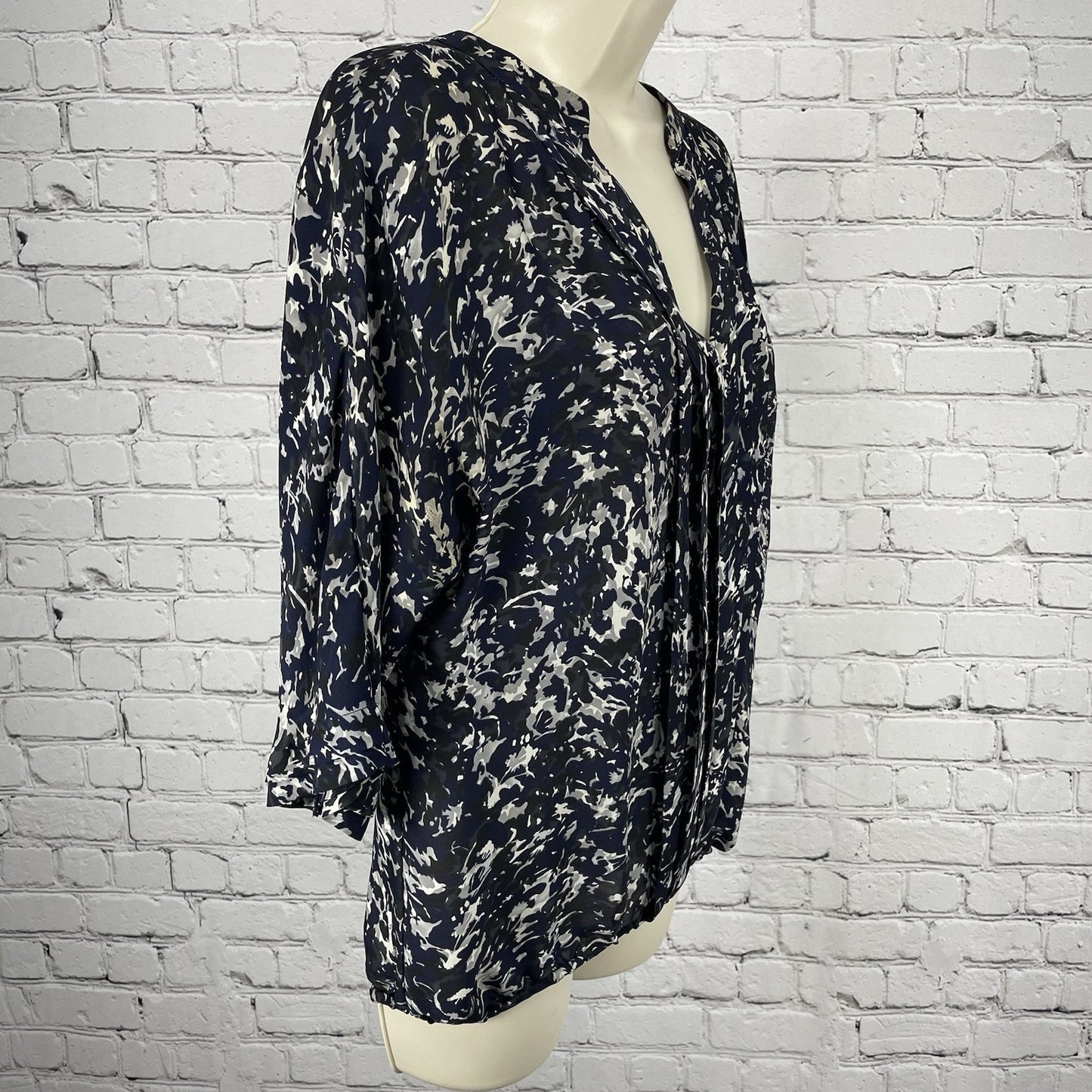 Joie Blue 100% Silk Chiffon Printed Pleated 3/4 Sleeve Blouse Top Medium *defect