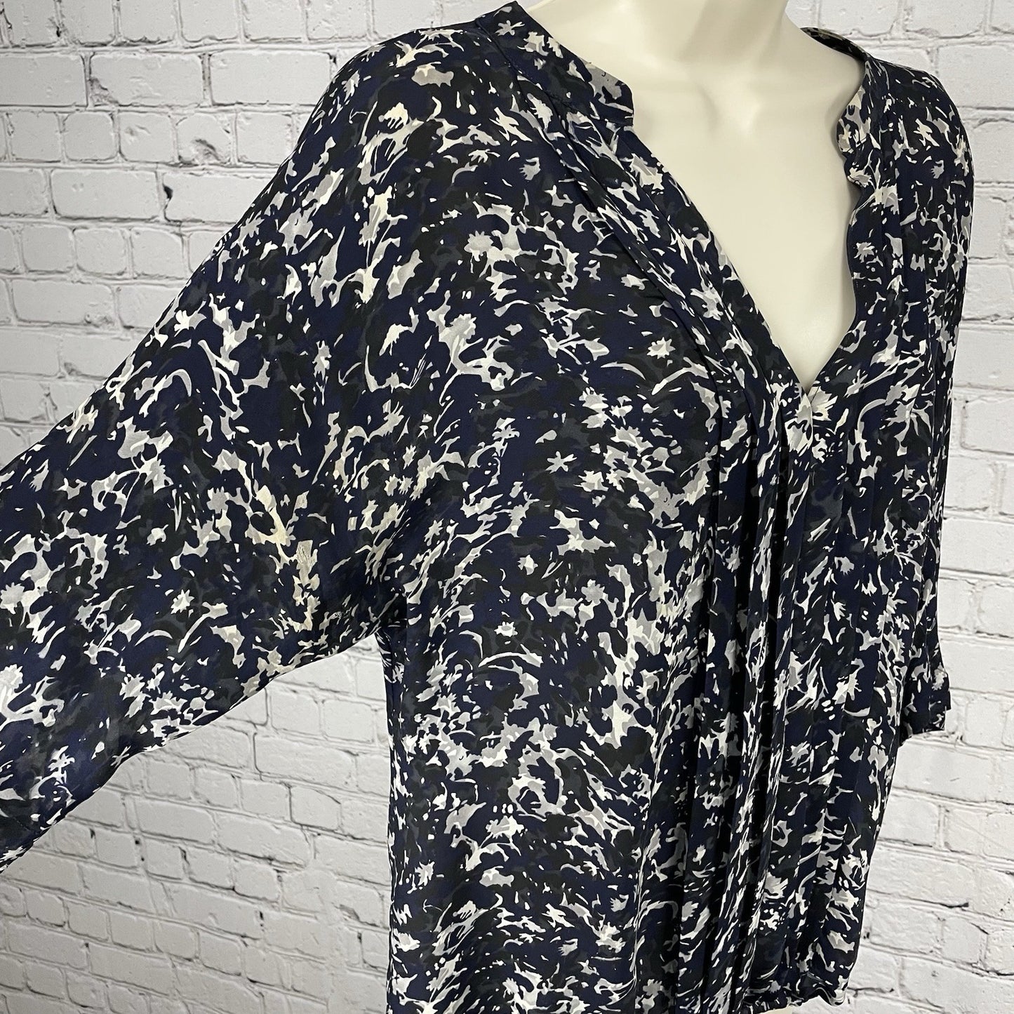 Joie Blue 100% Silk Chiffon Printed Pleated 3/4 Sleeve Blouse Top Medium *defect
