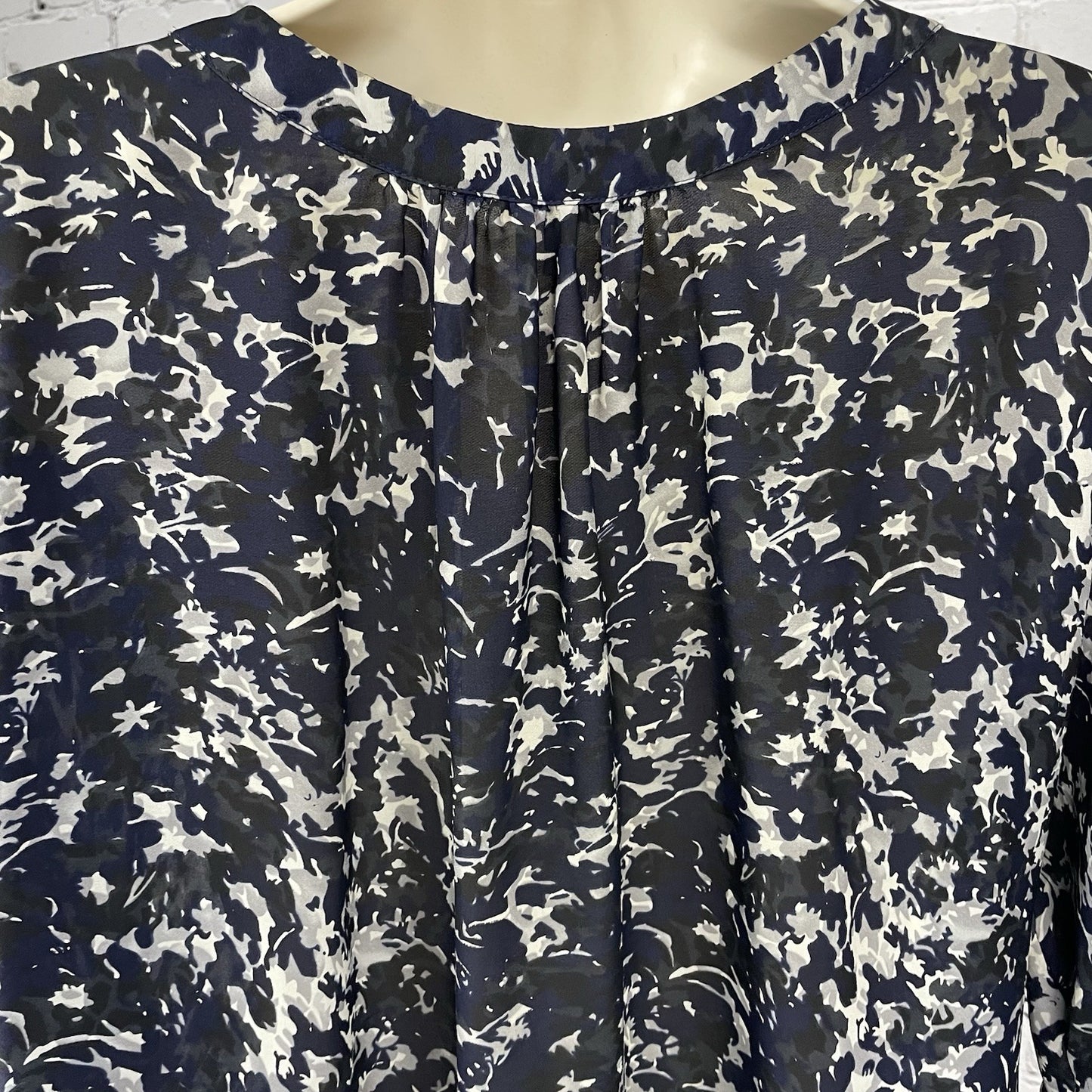 Joie Blue 100% Silk Chiffon Printed Pleated 3/4 Sleeve Blouse Top Medium *defect