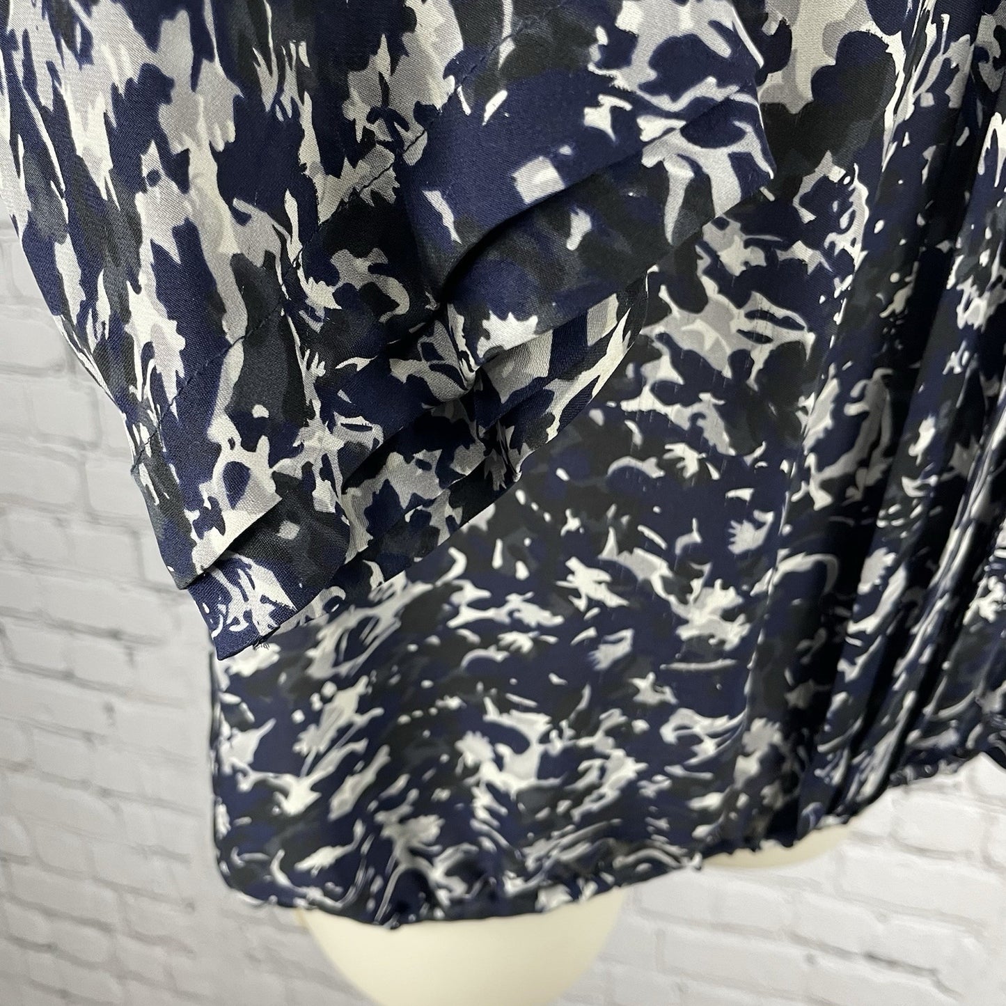 Joie Blue 100% Silk Chiffon Printed Pleated 3/4 Sleeve Blouse Top Medium *defect