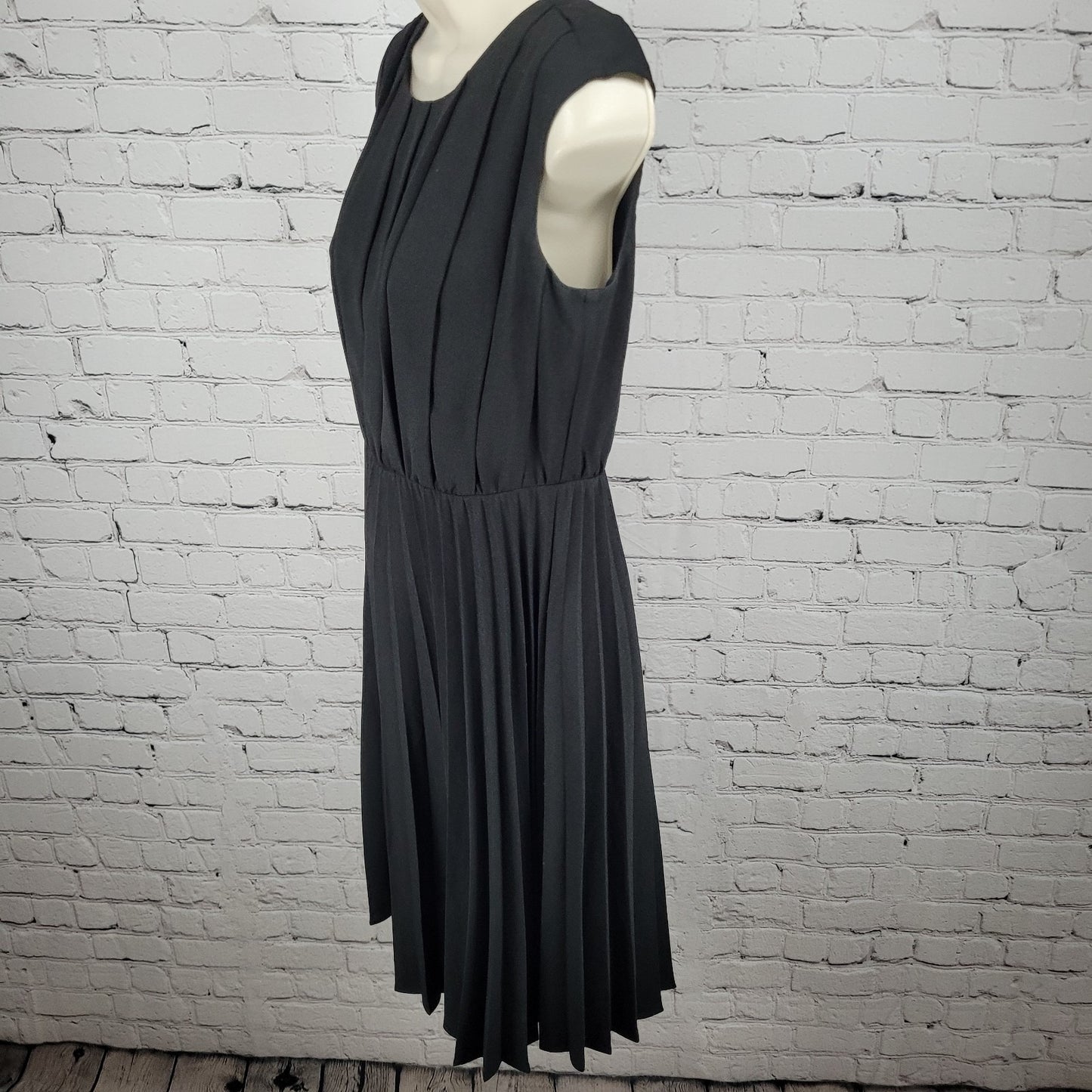 Ann Taylor Loft Black Pleated Sleeveless Lightweight Fit & Flare Dress Size 0P