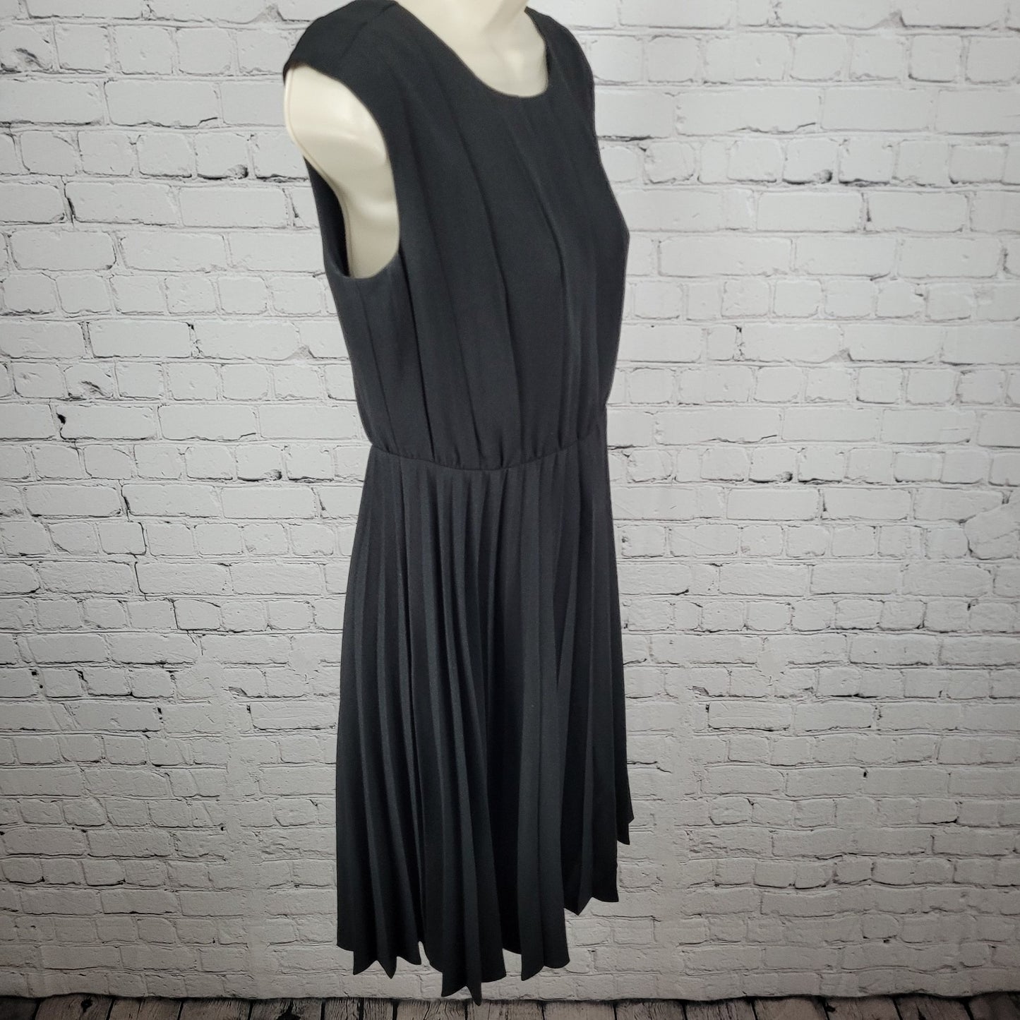 Ann Taylor Loft Black Pleated Sleeveless Lightweight Fit & Flare Dress Size 0P
