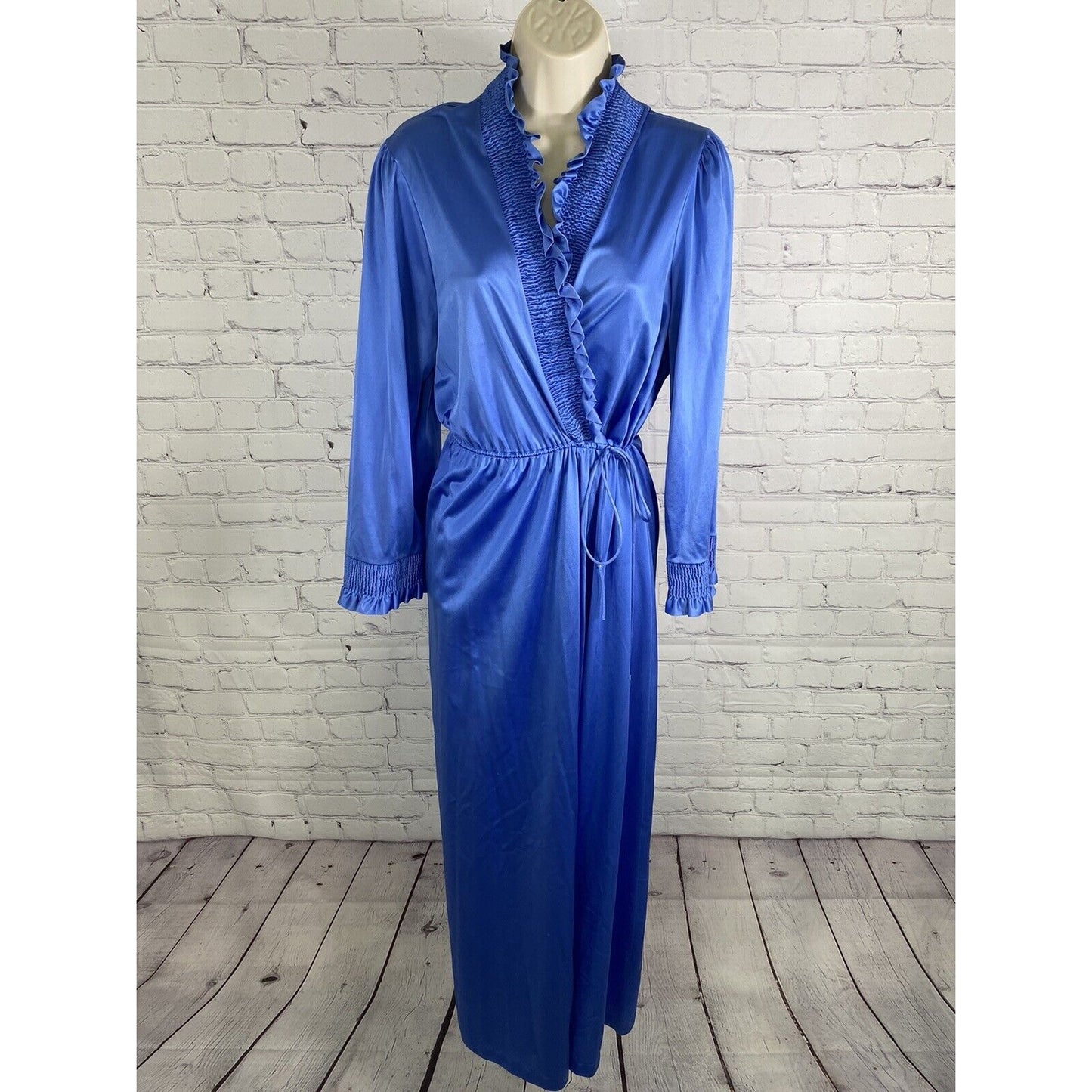VTG JCPenny 80’s Blue Long Sleeve Ruffle V Neckline Nylon Night Robe Misses L
