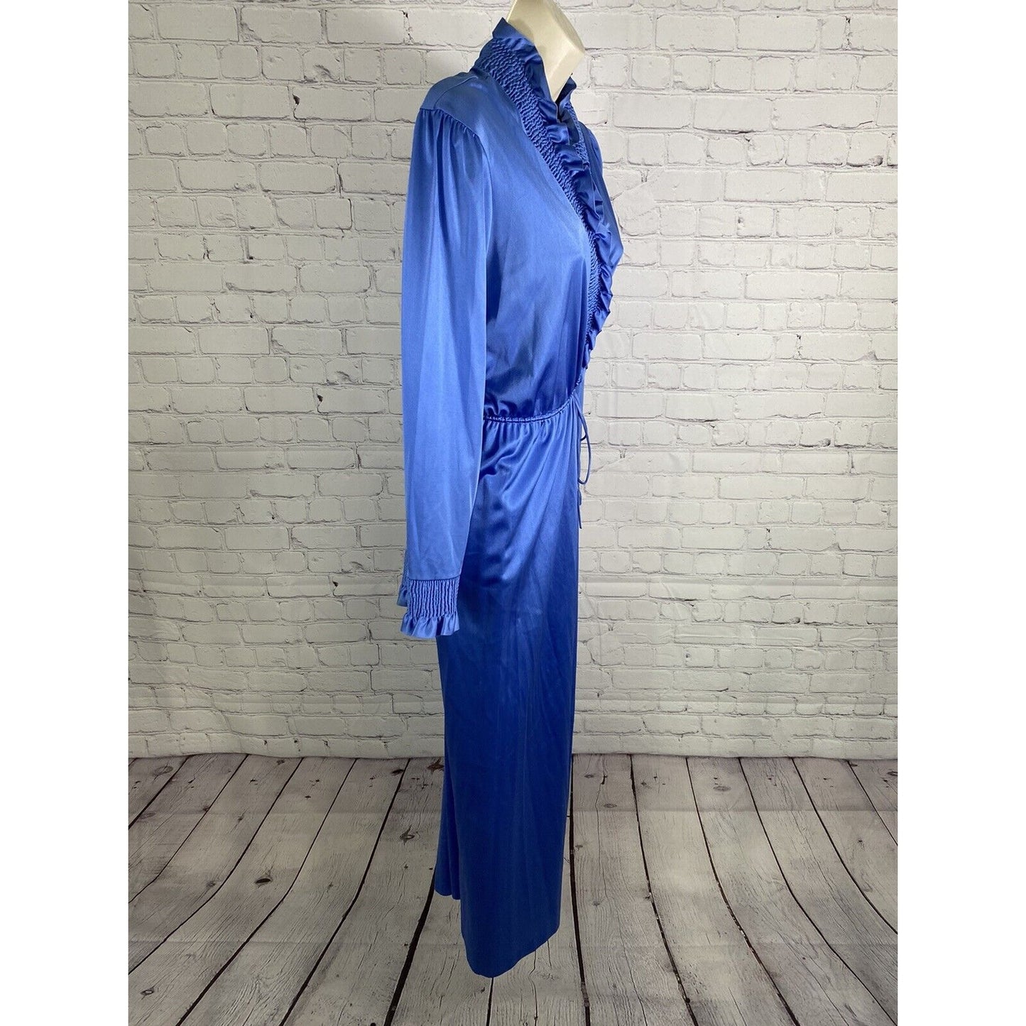 VTG JCPenny 80’s Blue Long Sleeve Ruffle V Neckline Nylon Night Robe Misses L