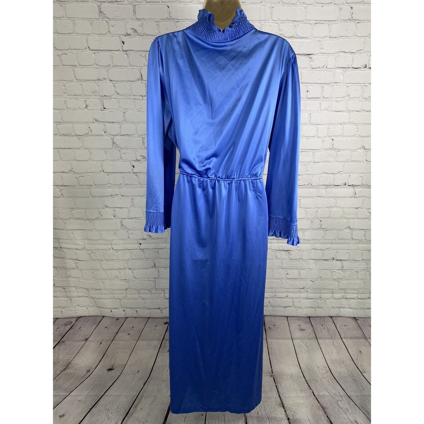 VTG JCPenny 80’s Blue Long Sleeve Ruffle V Neckline Nylon Night Robe Misses L