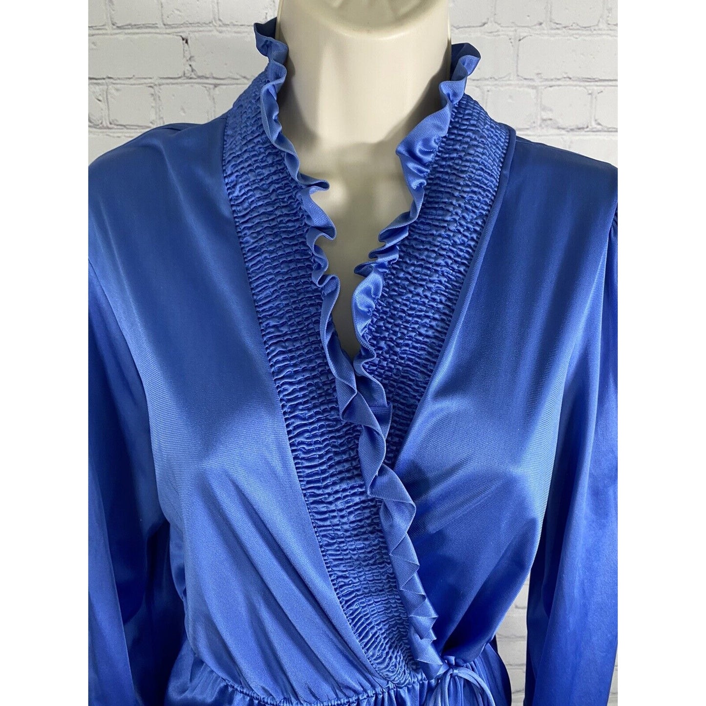 VTG JCPenny 80’s Blue Long Sleeve Ruffle V Neckline Nylon Night Robe Misses L