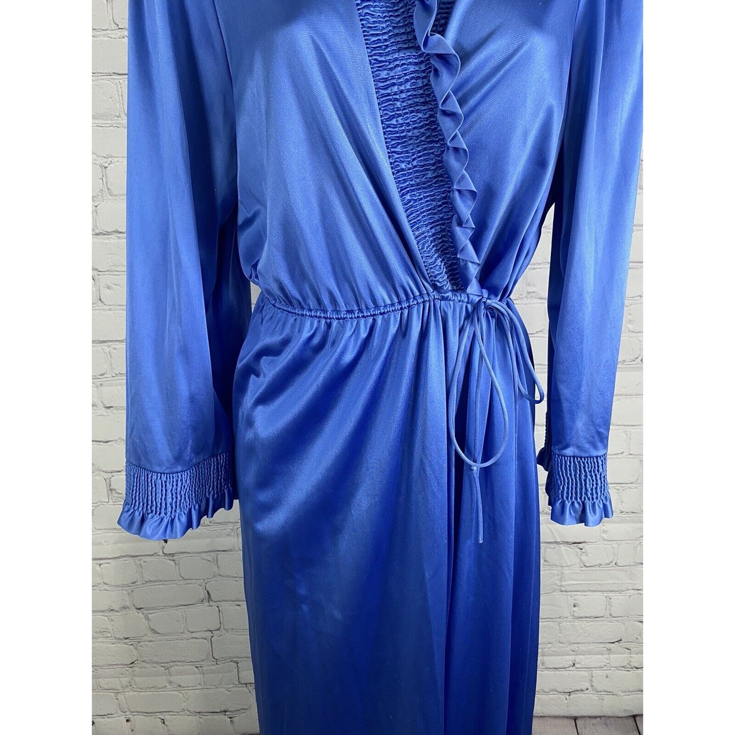 VTG JCPenny 80’s Blue Long Sleeve Ruffle V Neckline Nylon Night Robe Misses L