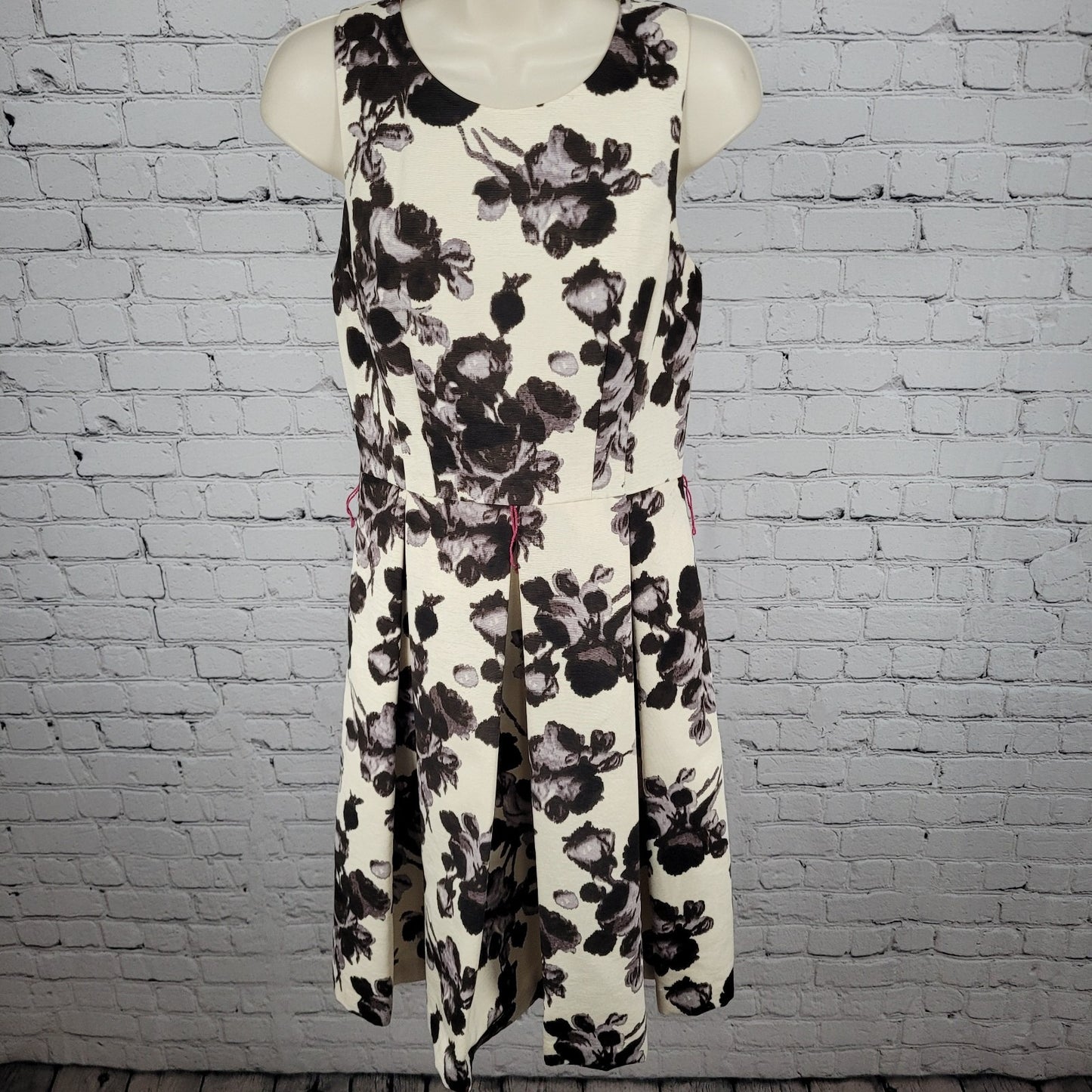 Eliza J Ivory Floral Pleated Sleeveless Lined Fit & Flare Backless Dress Size 4