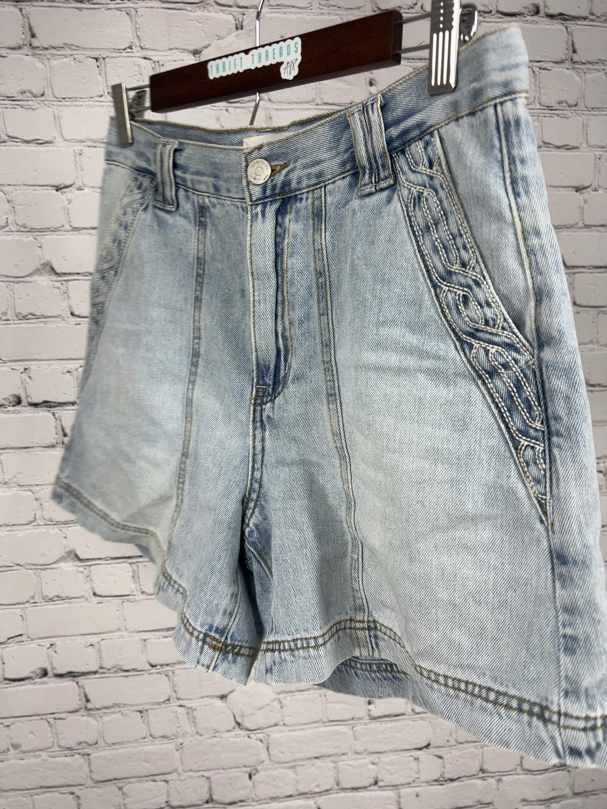 Habitual Light Wash Braided Stitch High Rise Women's Denim Shorts 2/26 (30X5.5)