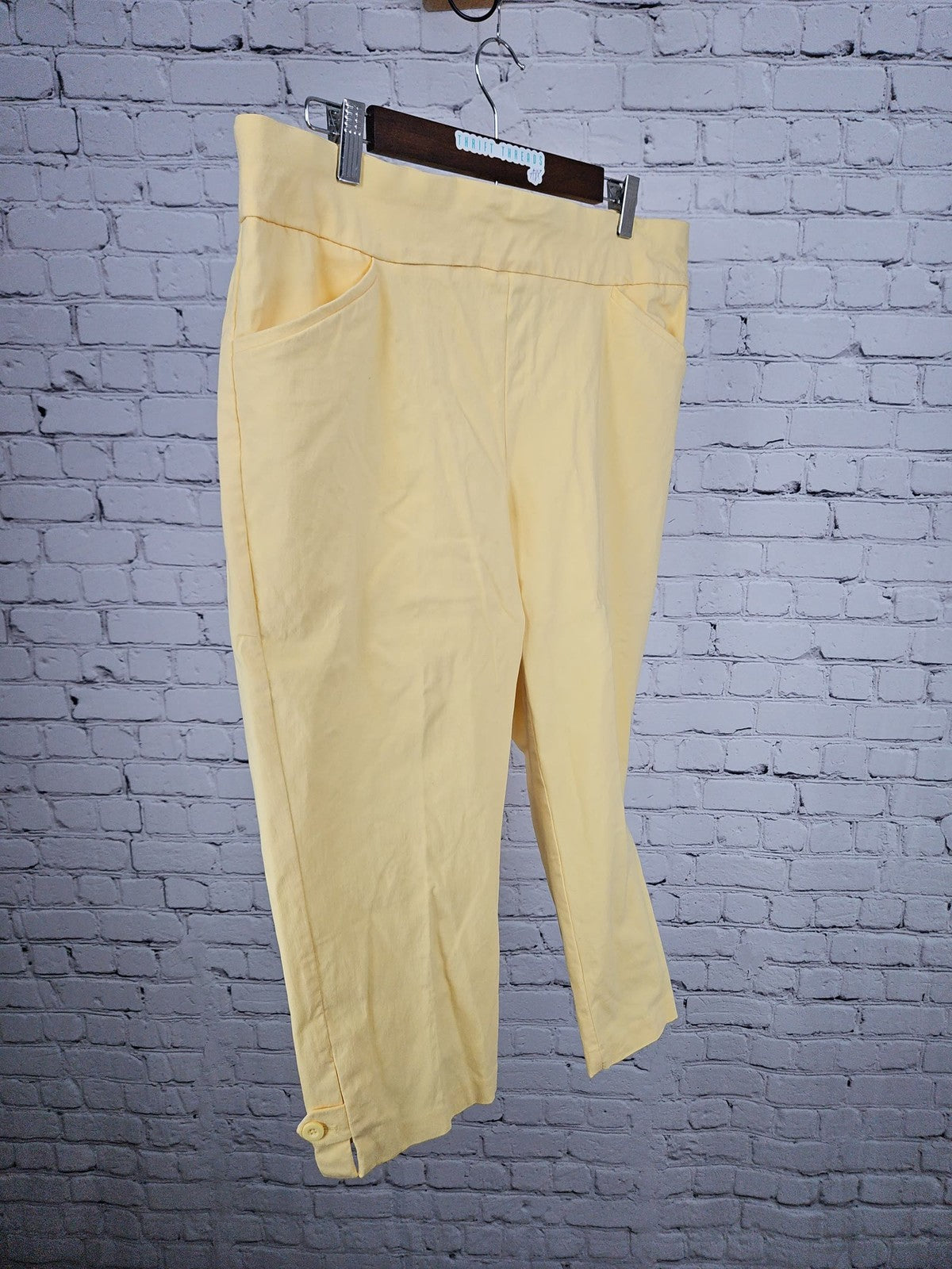 Chico's Perfect Stretch Yellow Pull On Button Tab Capri Pants 3 US 16 (37X20)
