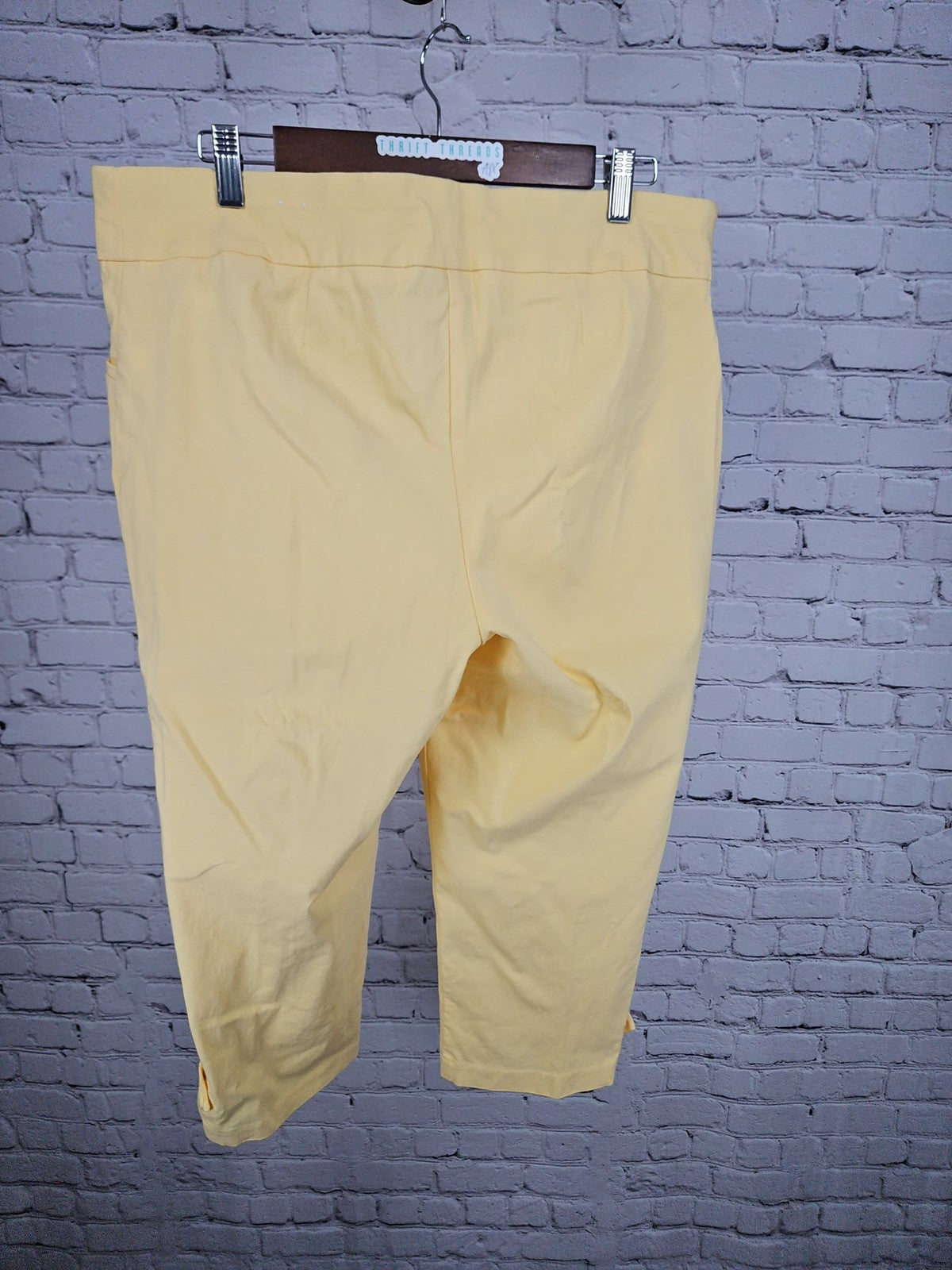 Chico's Perfect Stretch Yellow Pull On Button Tab Capri Pants 3 US 16 (37X20)